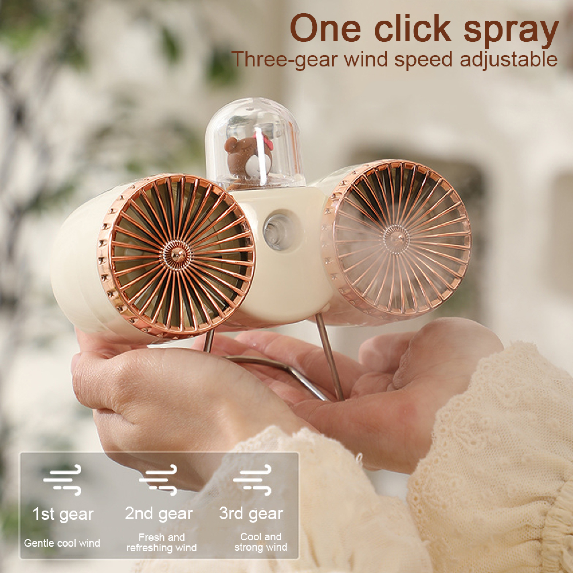 Ein beigefarbener Ventilator mit zwei Lüftern und einem Bären im Sprühaufsatz.