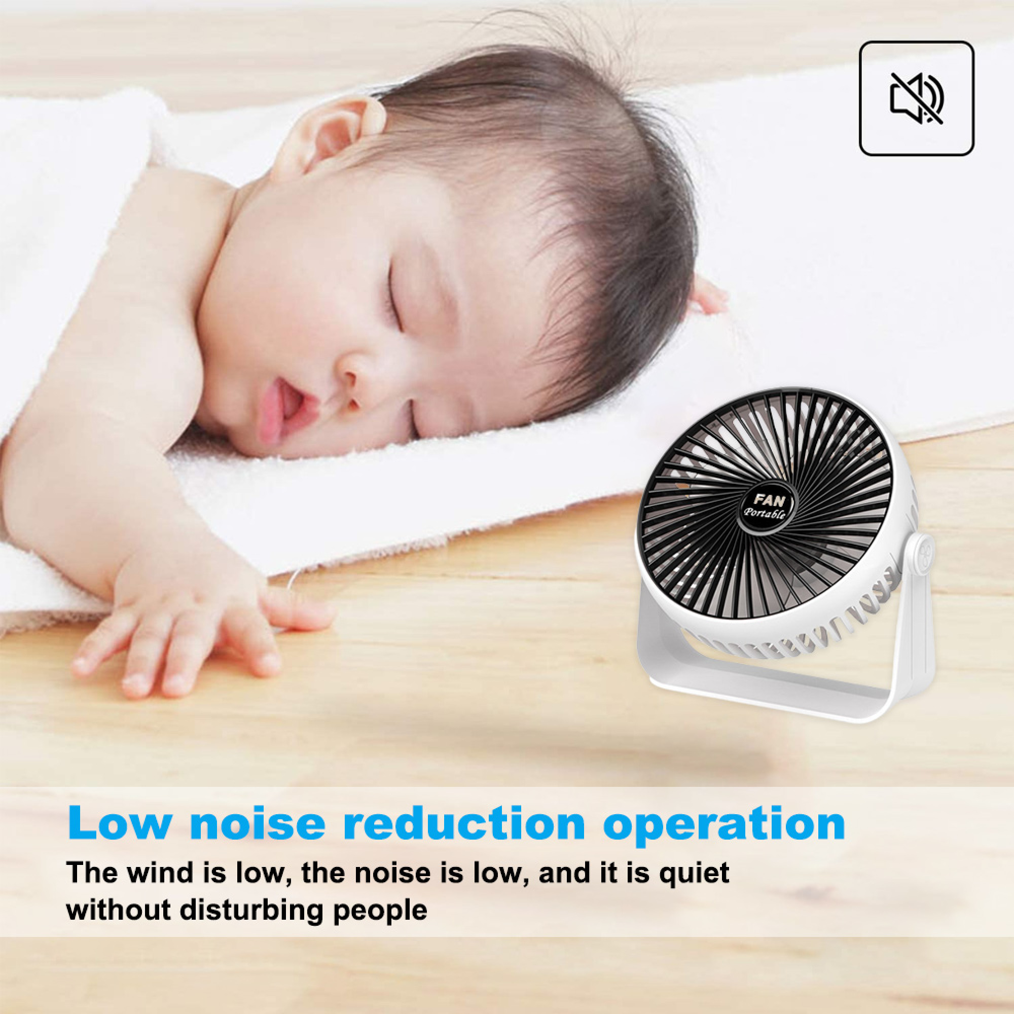Ein schlafendes Baby liegt auf einem weißen Handtuch neben einem kleinen weißen Ventilator.