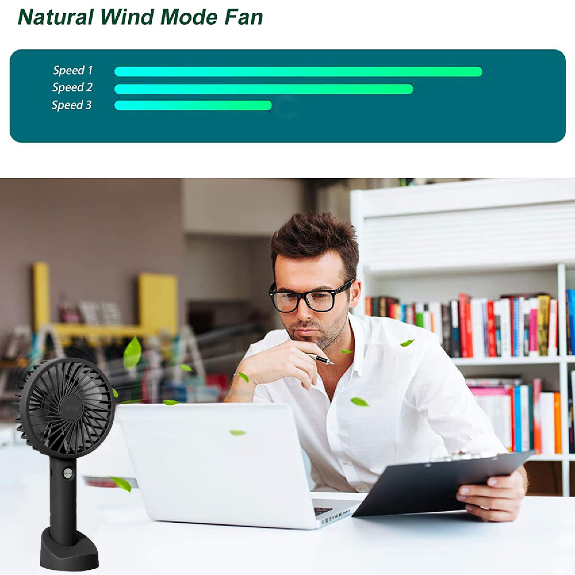 Mann mit Brille am Schreibtisch mit Laptop, Lüfter und Blättern.