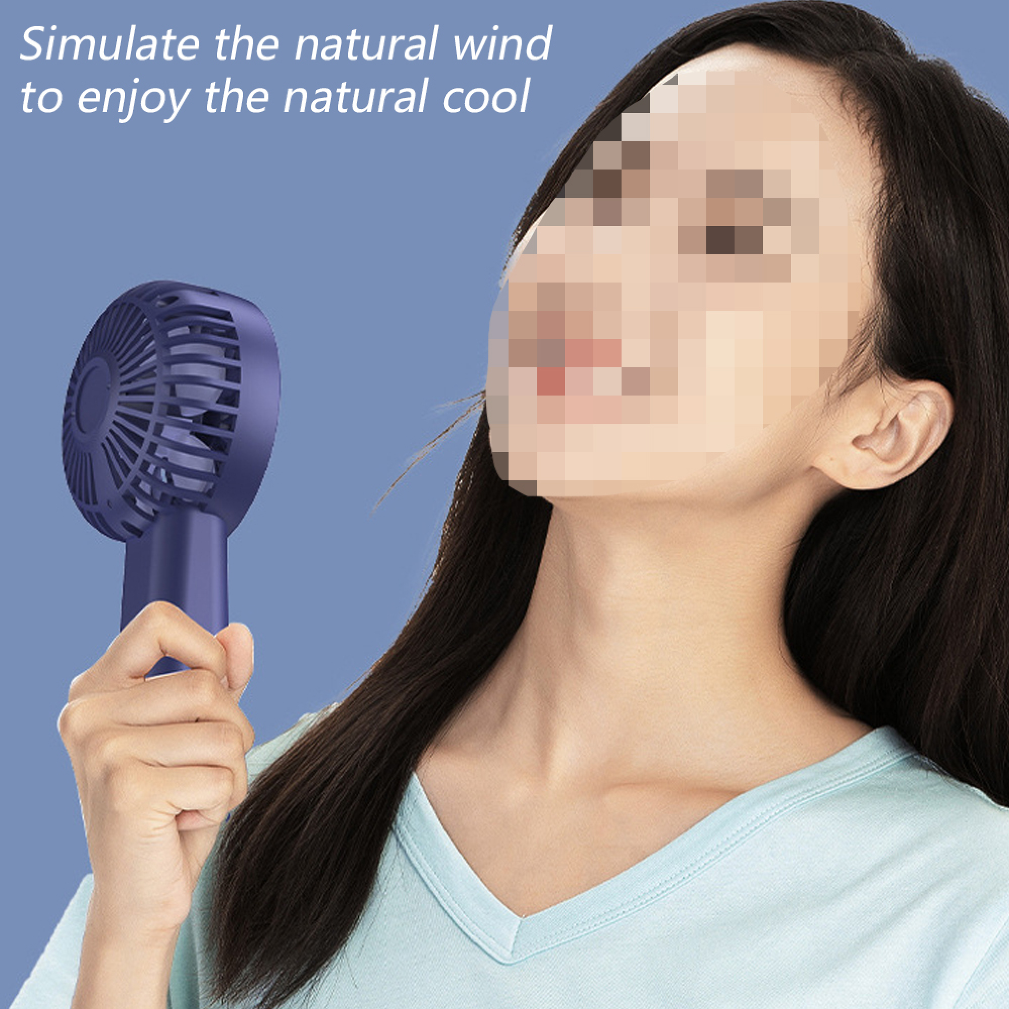 Eine Person hält einen kleinen lila Ventilator vor ihr Gesicht.