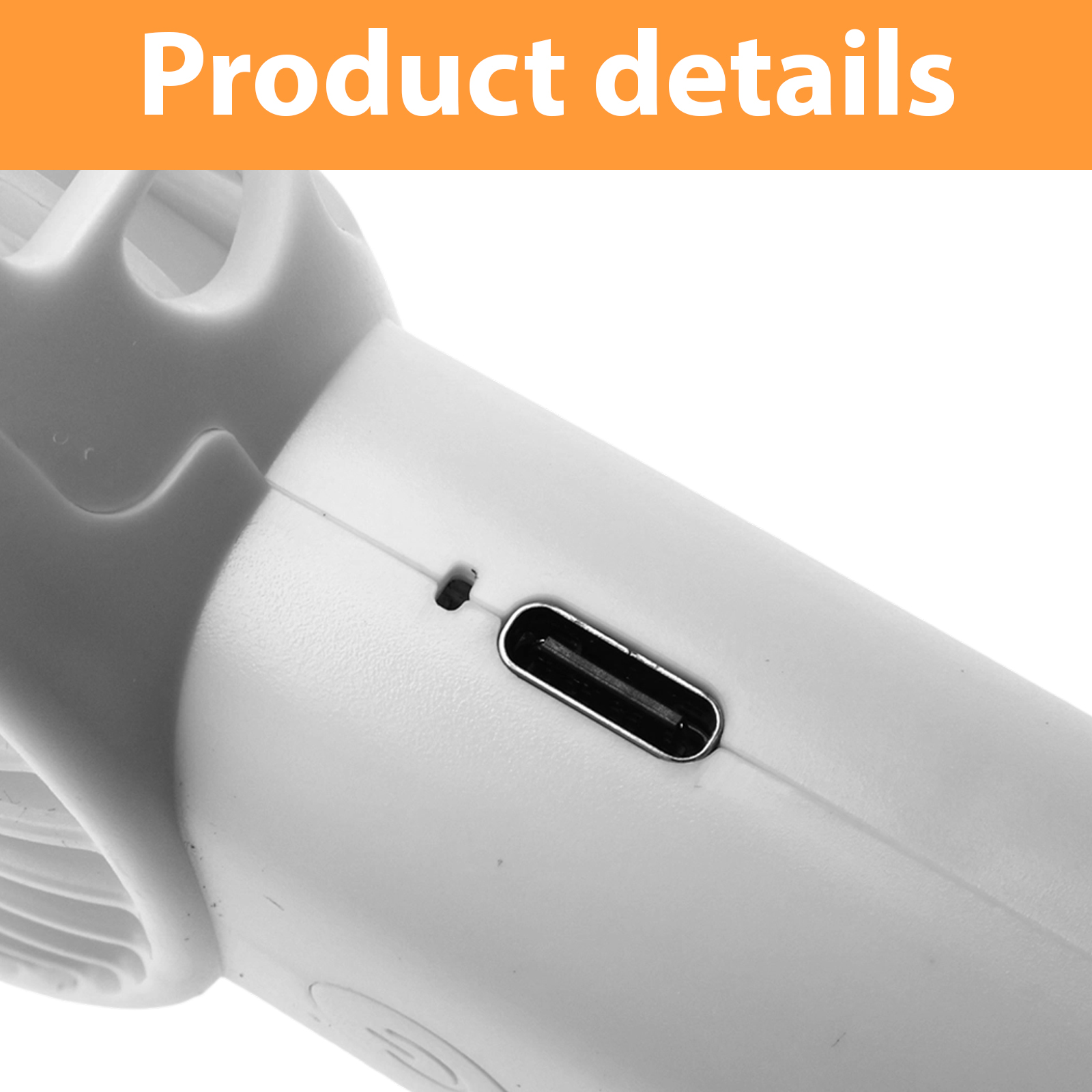 Nahaufnahme eines weißen USB-C-Anschlusses mit einem kleinen Loch daneben.