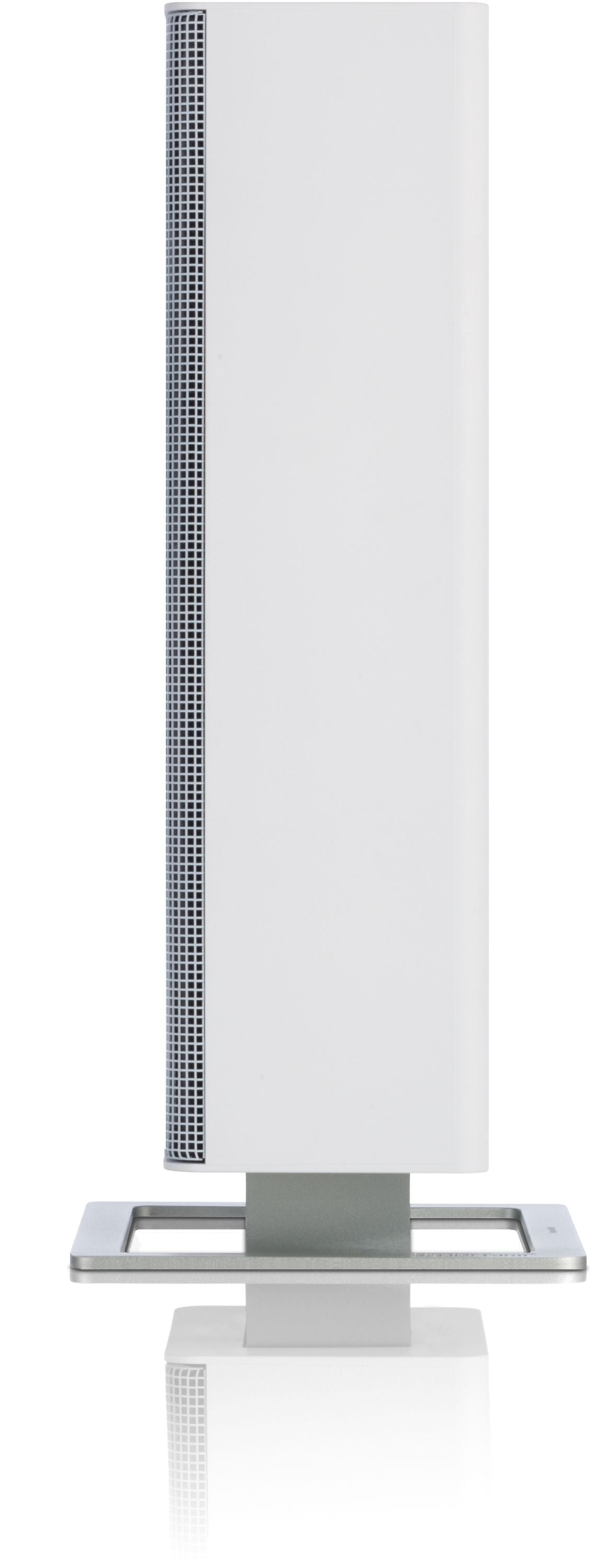 Een witte, rechthoekige ventilator met een metalen frame onderaan.