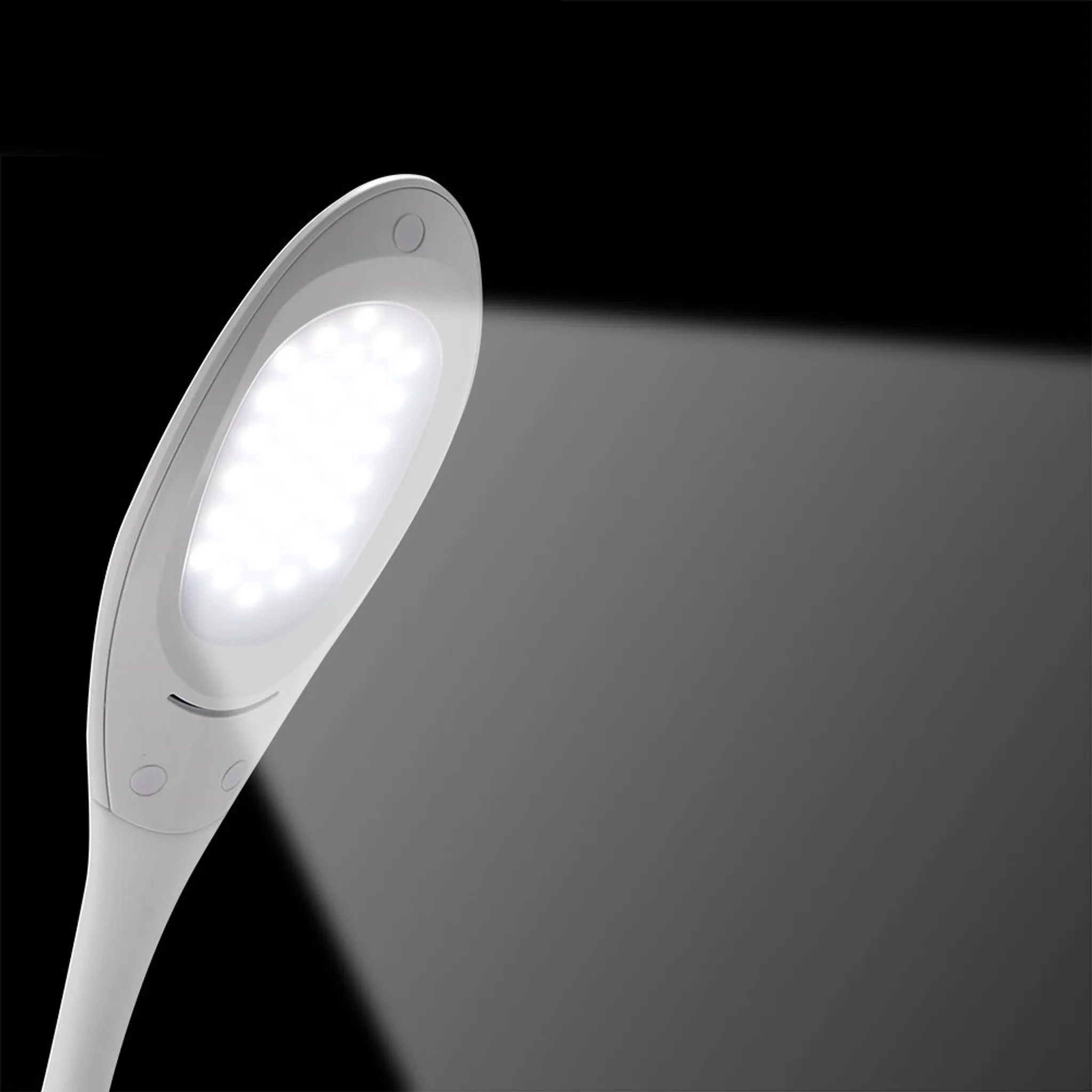 Eine weiße LED-Lampe mit einem schlanken Design auf dunklem Hintergrund.