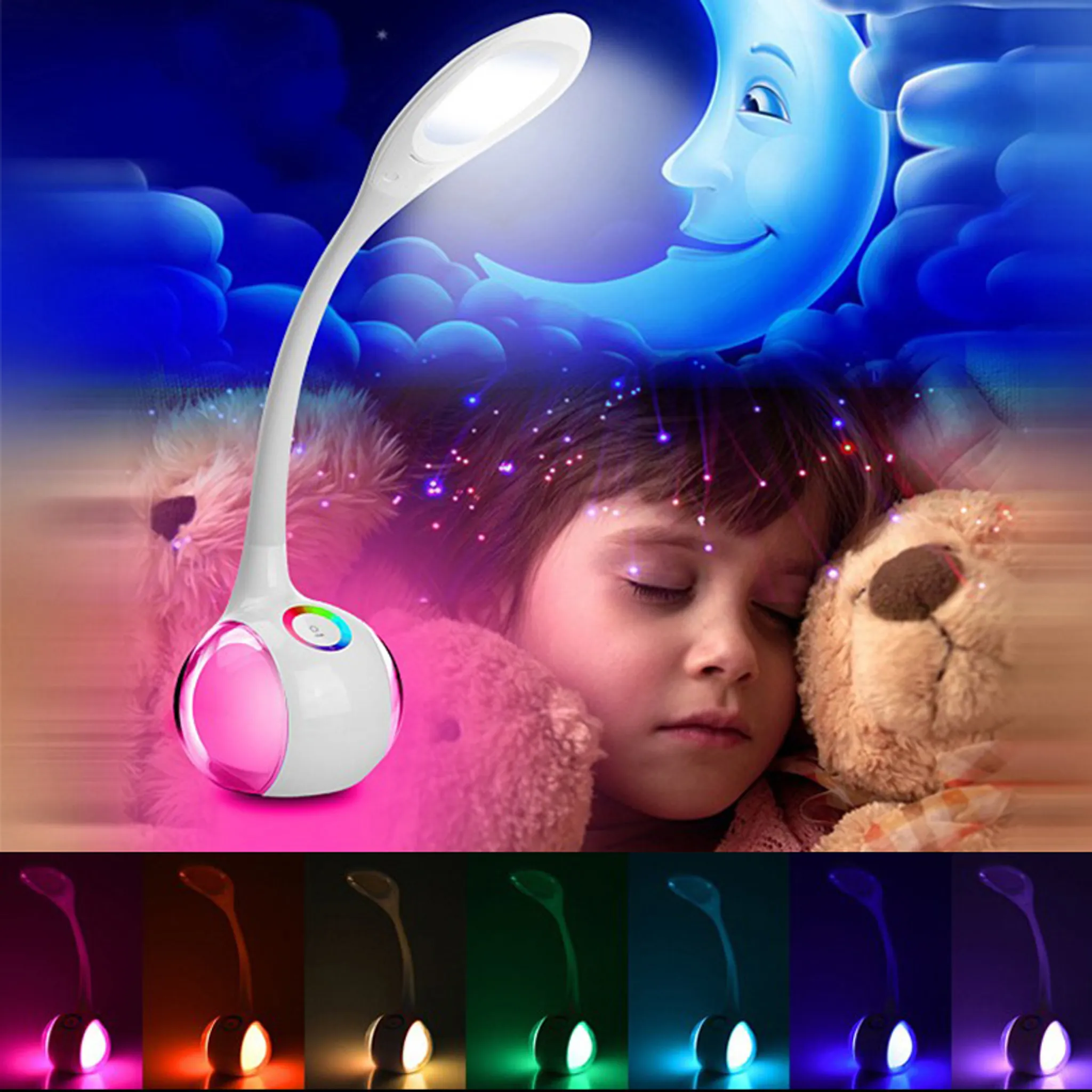 Ein Kind schläft mit Teddy unter einem Mond und Sternen. Ein Nachttischlampe leuchtet.