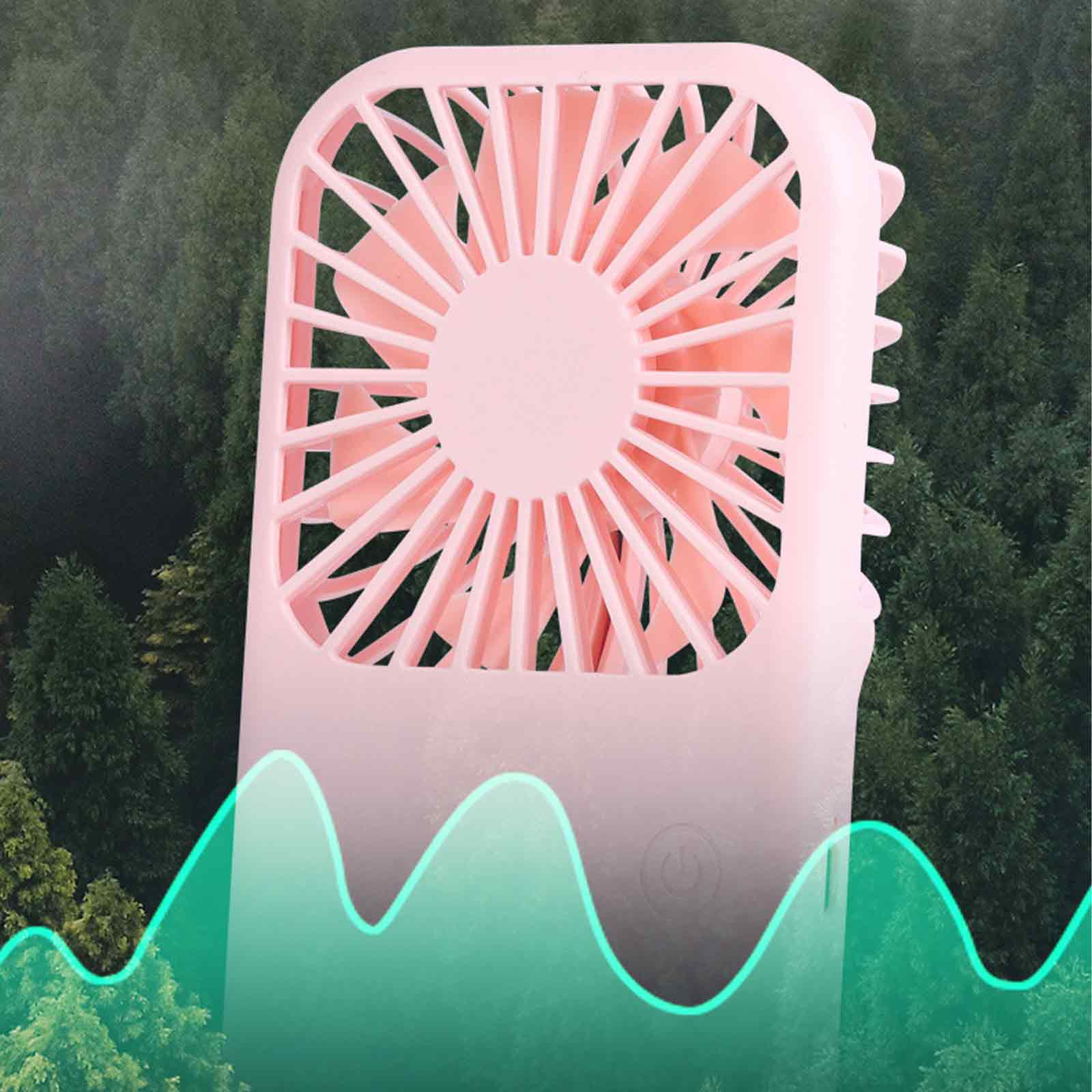 Ein kleiner rosa Ventilator steht vor einem Wald aus Bäumen. Grüne Wellenlinien verlaufen unten.