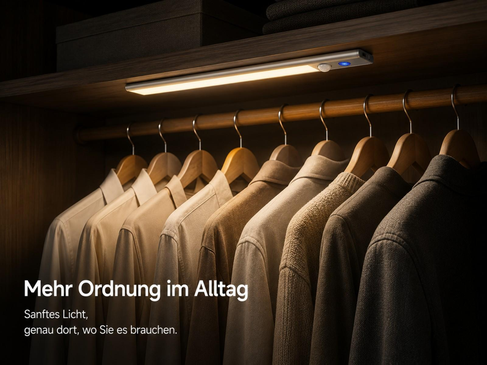 Eine Schrank-Szene mit hängenden Kleidungsstücken und einer Lichtleiste darüber.
