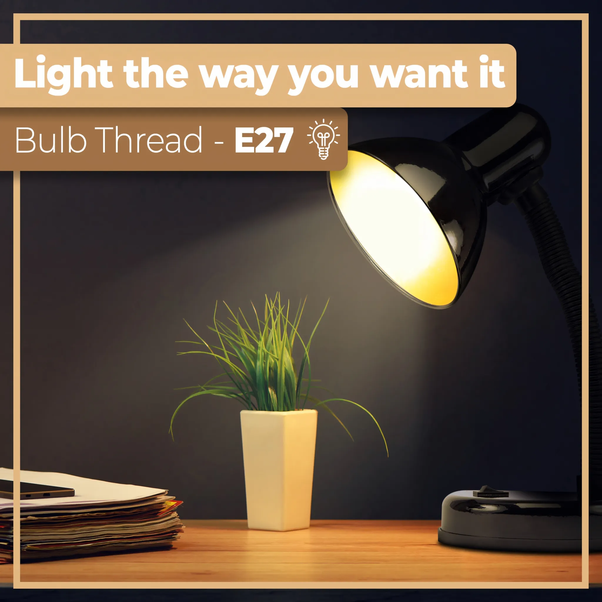 Ein schwarzer Schreibtisch mit Lampe, Pflanze und Papierstapel.