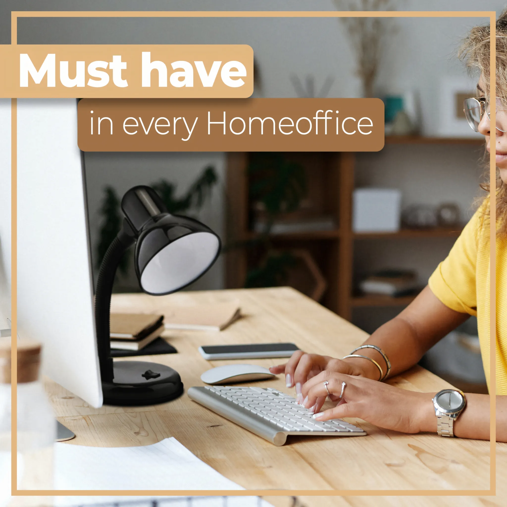 Frau tippt auf Tastatur im Homeoffice, Schreibtisch mit Lampe und Monitor.