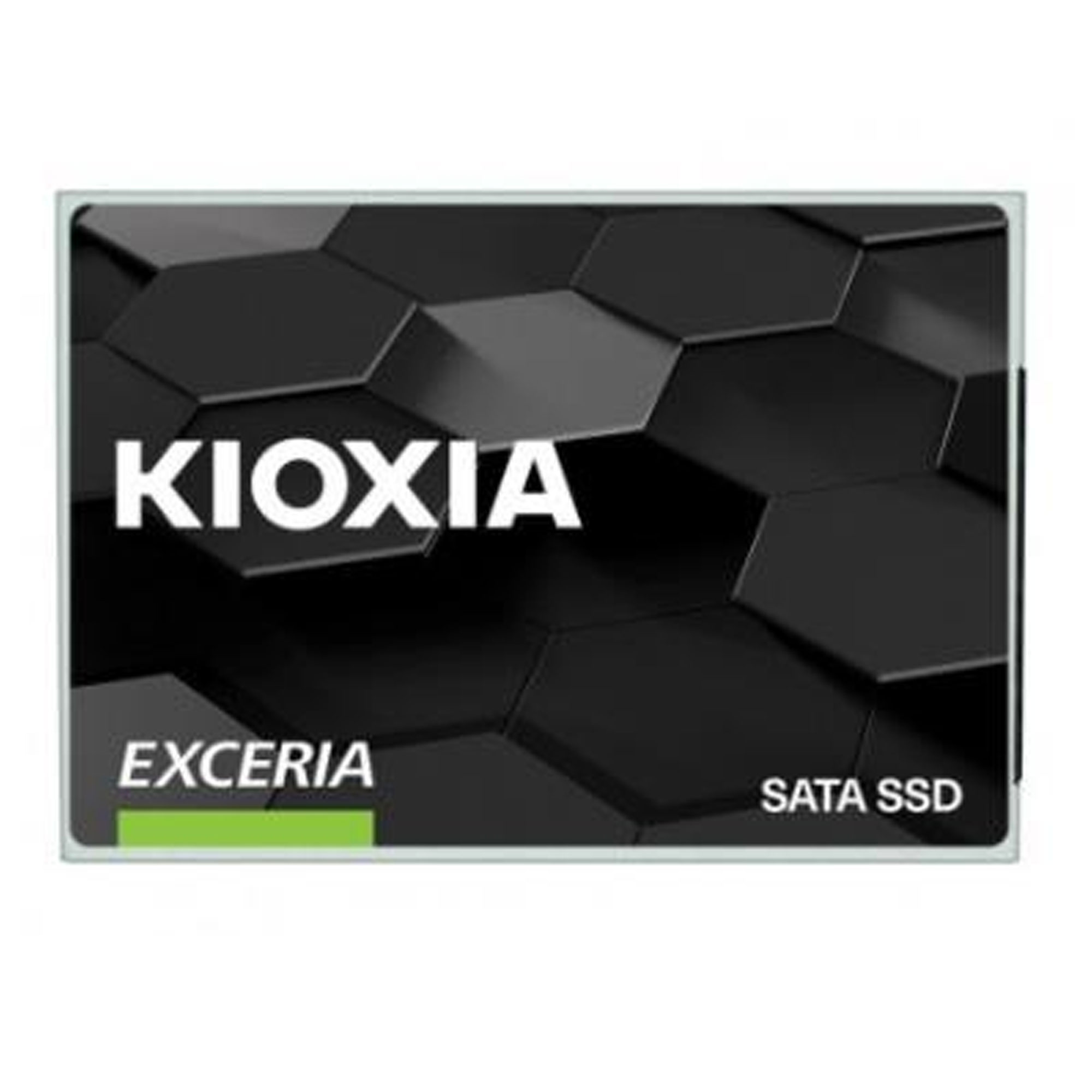 Altıgen desen üzerinde KIOXIA ve EXCERIA yazılı siyah SSD.