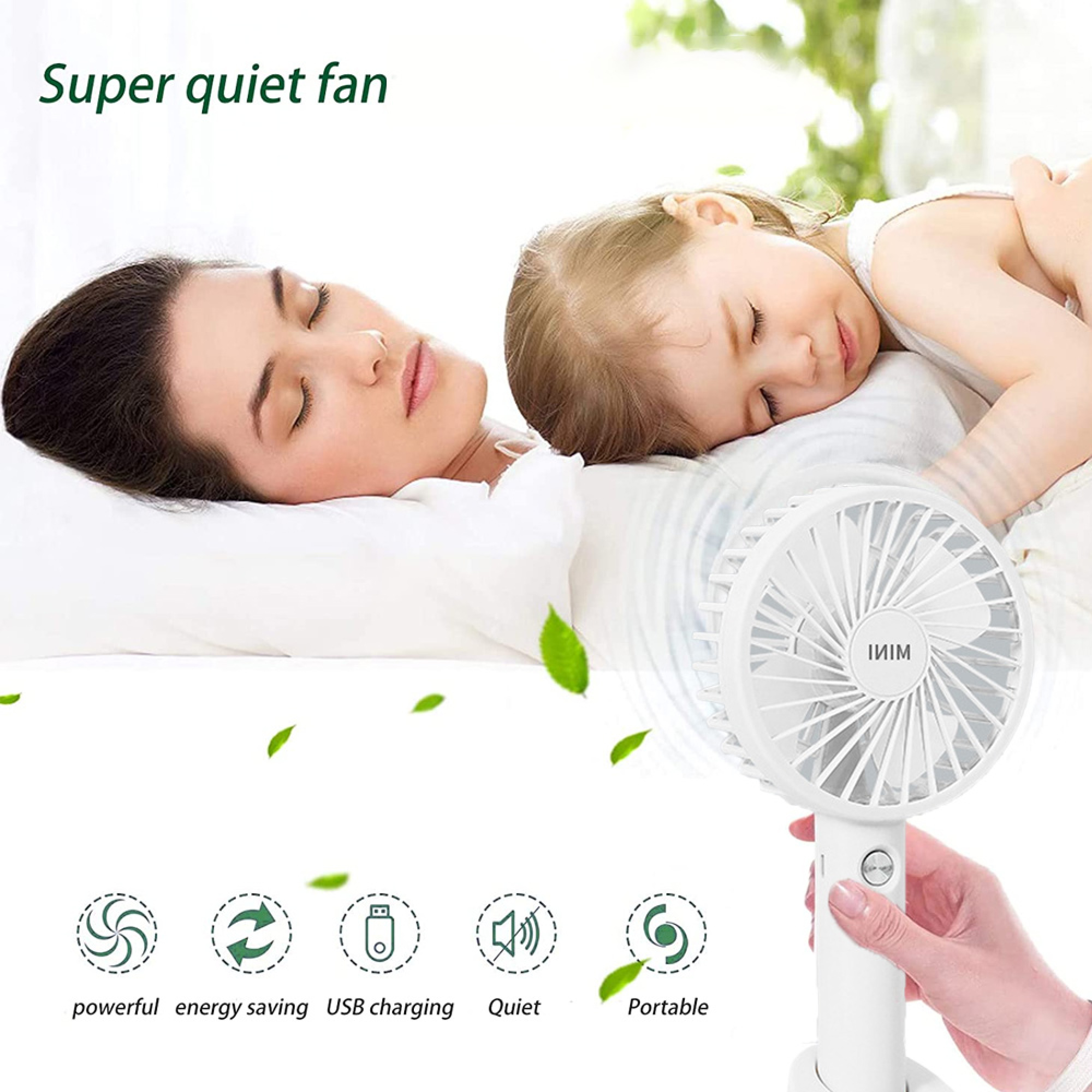 Eine Frau und ein Kind schlafen friedlich, ein kleiner weißer Ventilator steht daneben.