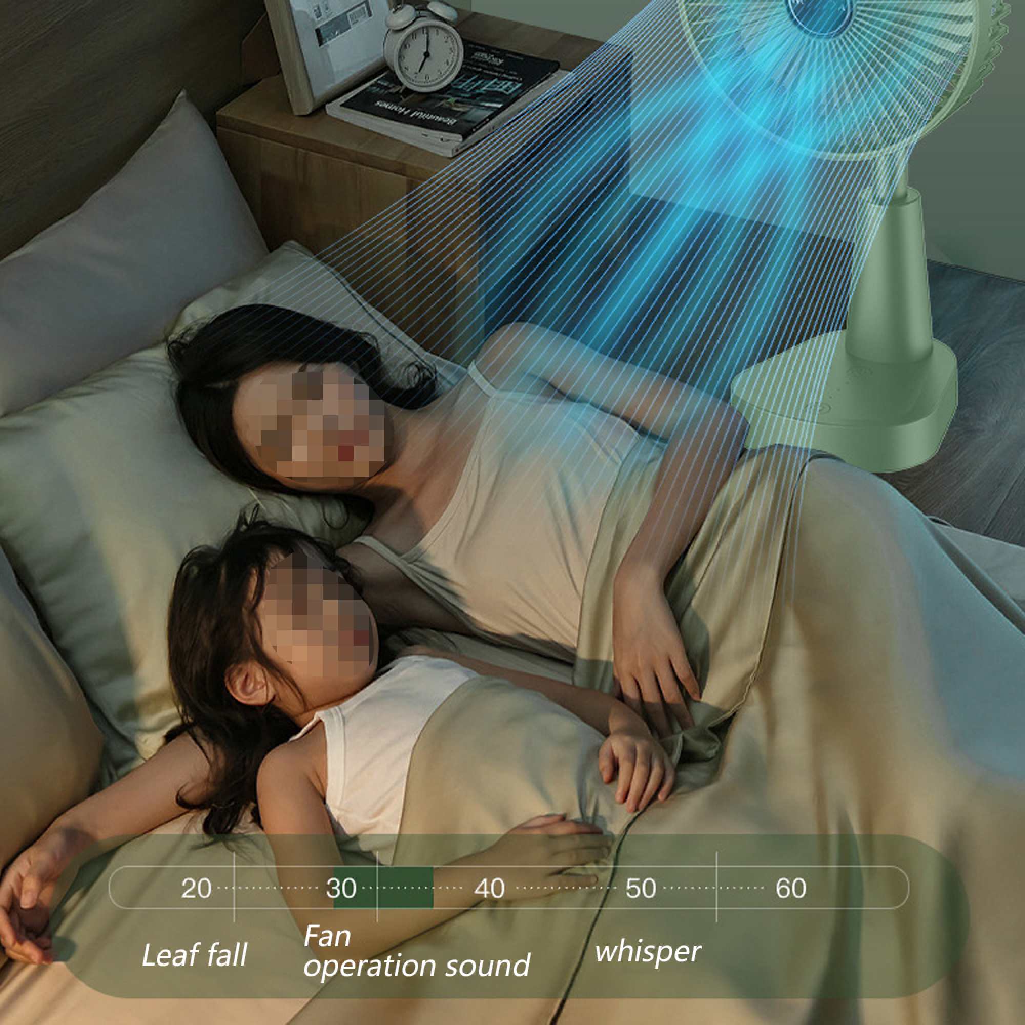 Grüner Ventilator bläst Luft auf zwei schlafende Personen im Bett.