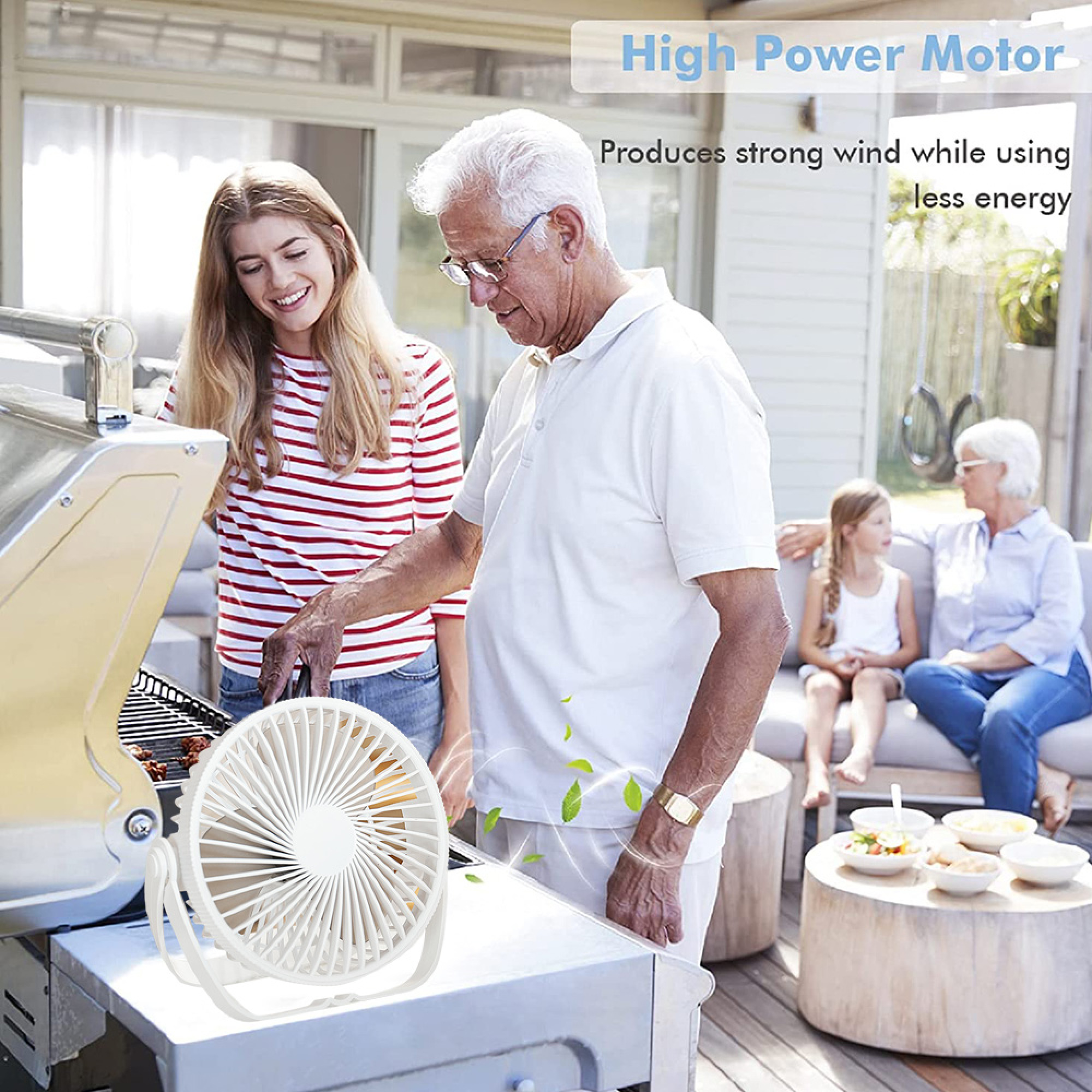Eine Familie genießt ein Barbecue im Freien, ein Ventilator kühlt die Luft.