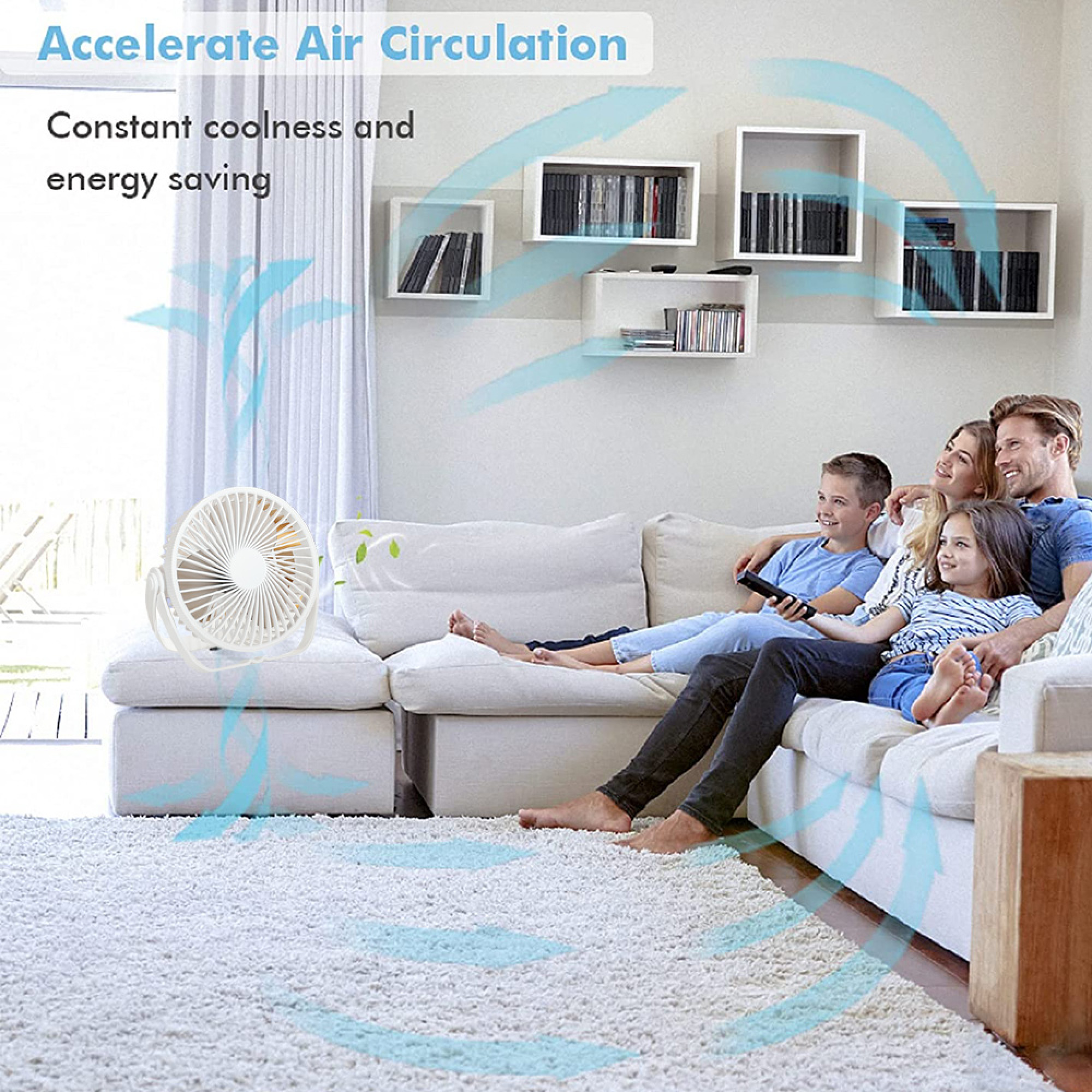 Eine Familie sitzt auf einem Sofa und schaut fern. Ein Ventilator beschleunigt die Luftzirkulation.