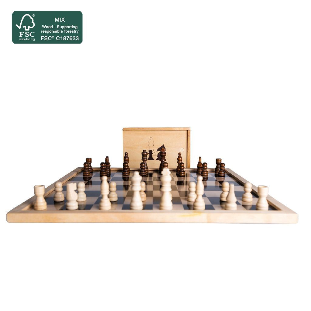 Una scacchiera in legno con pezzi chiari e scuri. Una scatola di legno sullo sfondo.