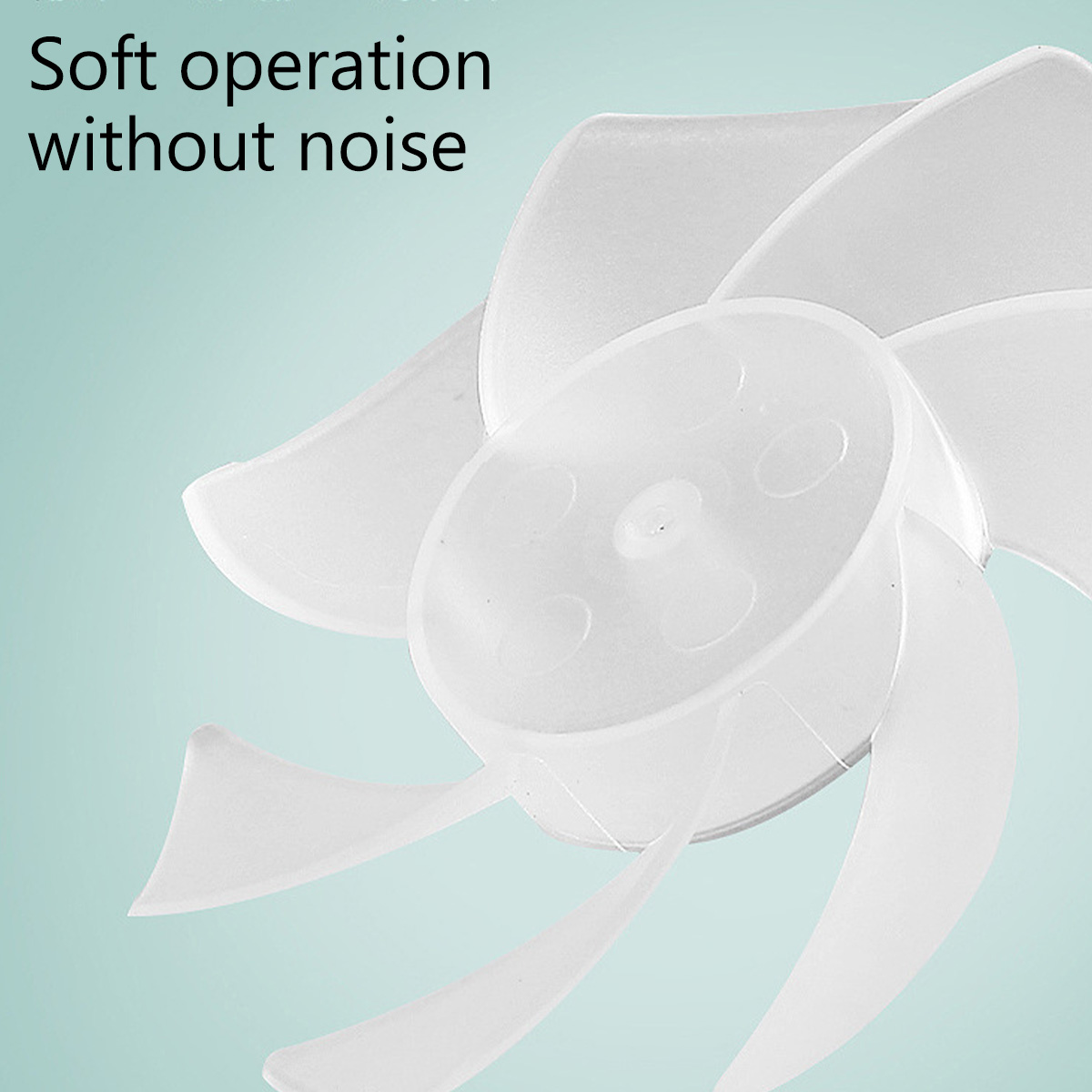 Nahaufnahme eines weißen Lüfterblatts mit Text 'Soft operation without noise'.