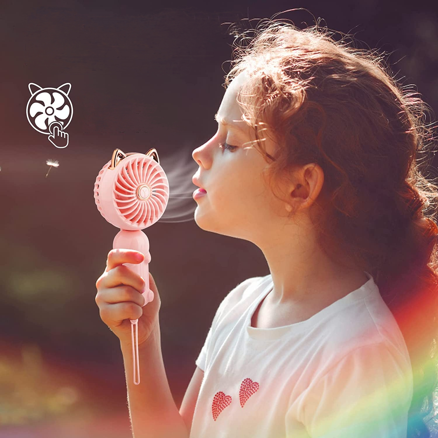Ein junges Mädchen hält einen rosa Ventilator mit Katzenohren und bläst hinein.