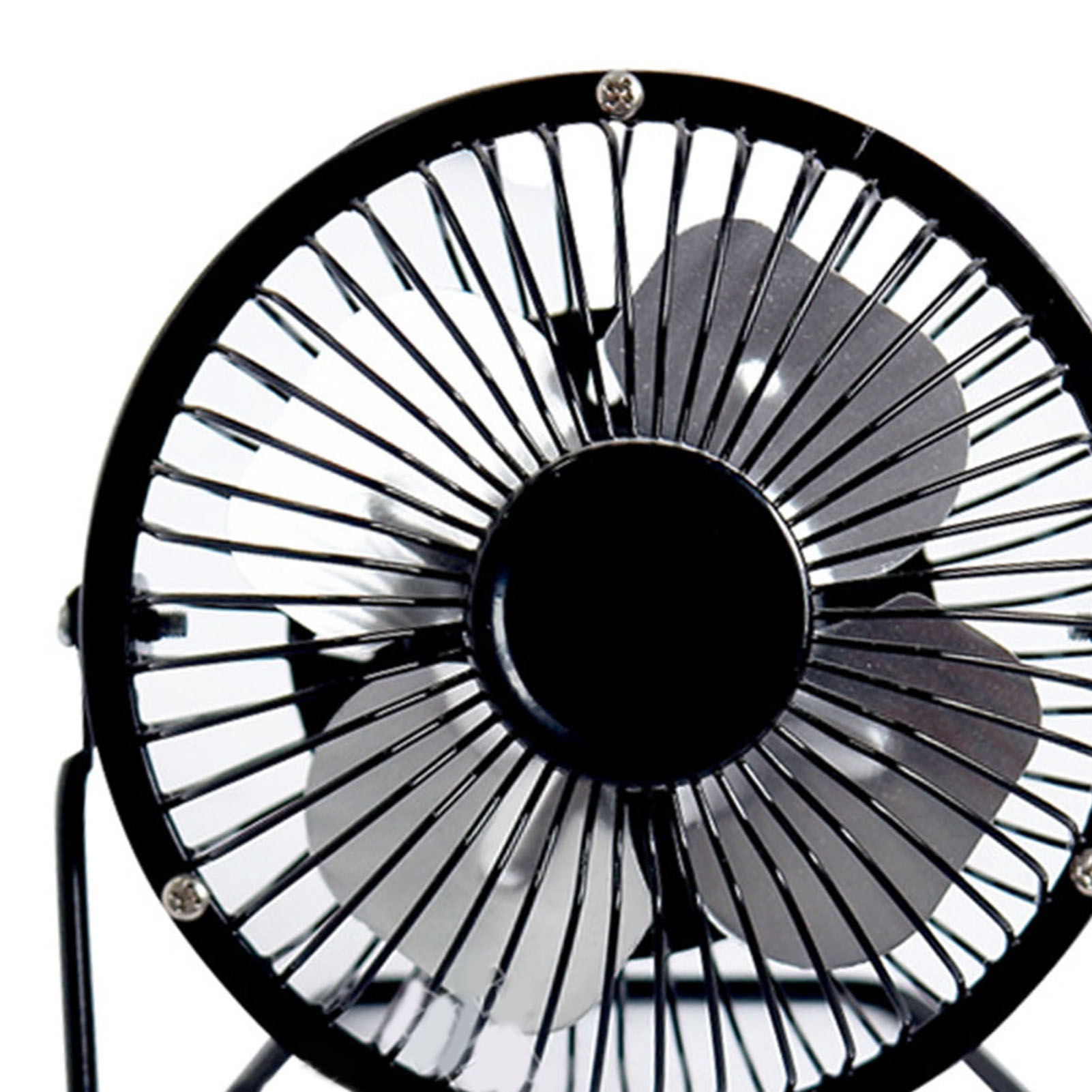 Ein kleiner schwarzer Ventilator mit Metallgittern und drei Rotorblättern.