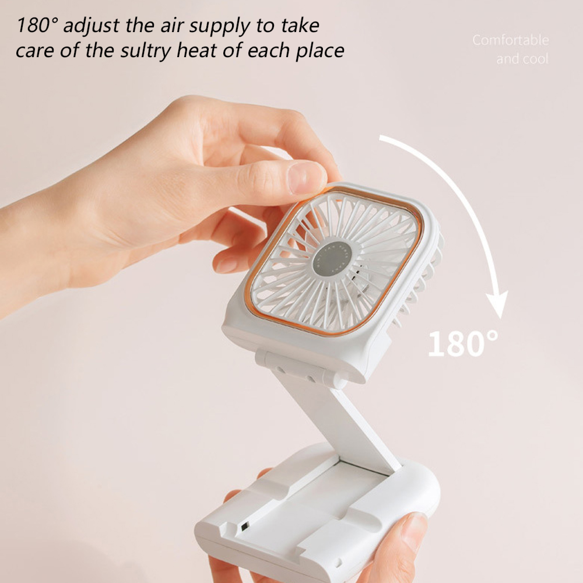 Ein weißer tragbarer Ventilator mit goldenem Rand wird von Händen gehalten und zeigt 180-Grad-Verstellung.