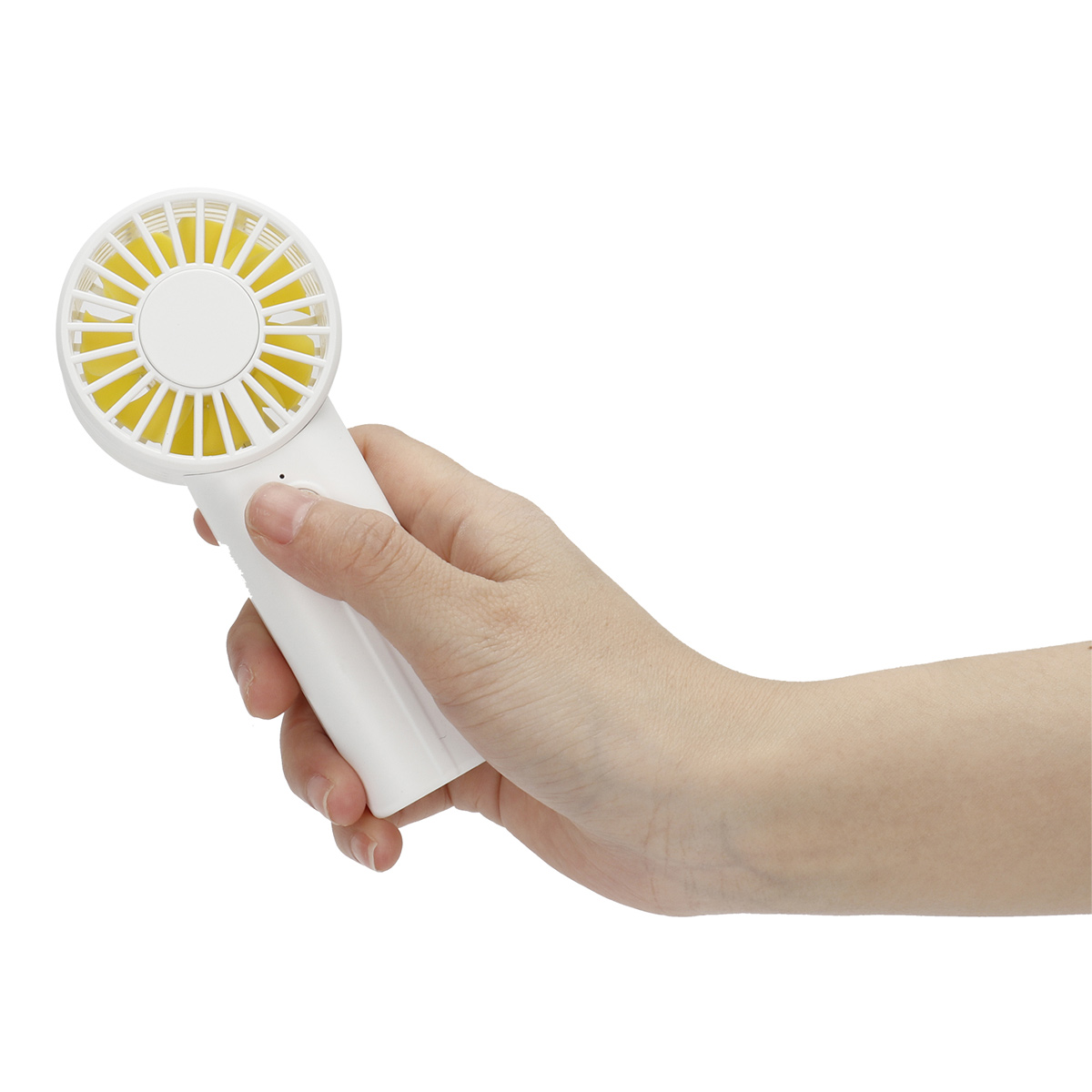 Eine Hand hält einen weißen tragbaren Ventilator mit gelben Blättern und weißem Gitter.