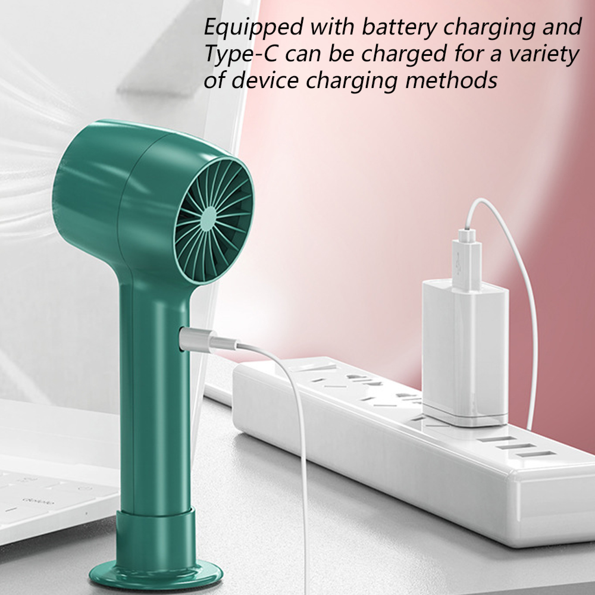 Ein grüner Ventilator mit Typ-C wird über eine Steckdosenleiste geladen.