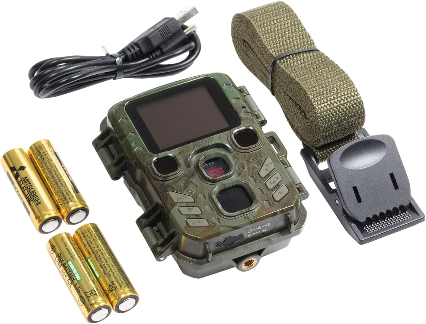 Wildkamera mit USB-Kabel, 4 AA-Batterien und Befestigungsband. Weißer Hintergrund.