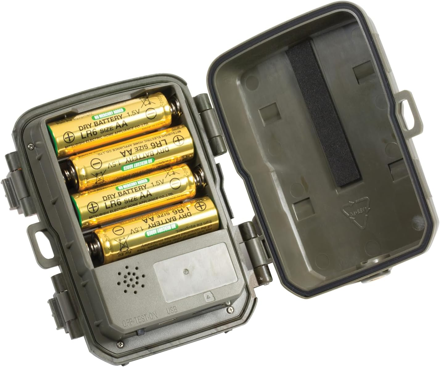 Offene grüne Wildkamera mit vier AA-Batterien. Weißer Hintergrund.