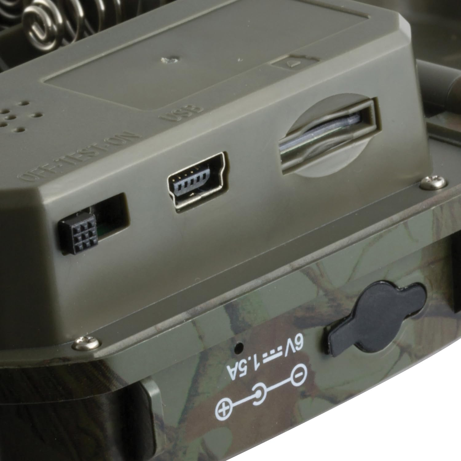 Nahaufnahme der Anschlüsse eines Camouflage-Geräts: USB, SD-Kartensteckplatz, 6V 1.5A.