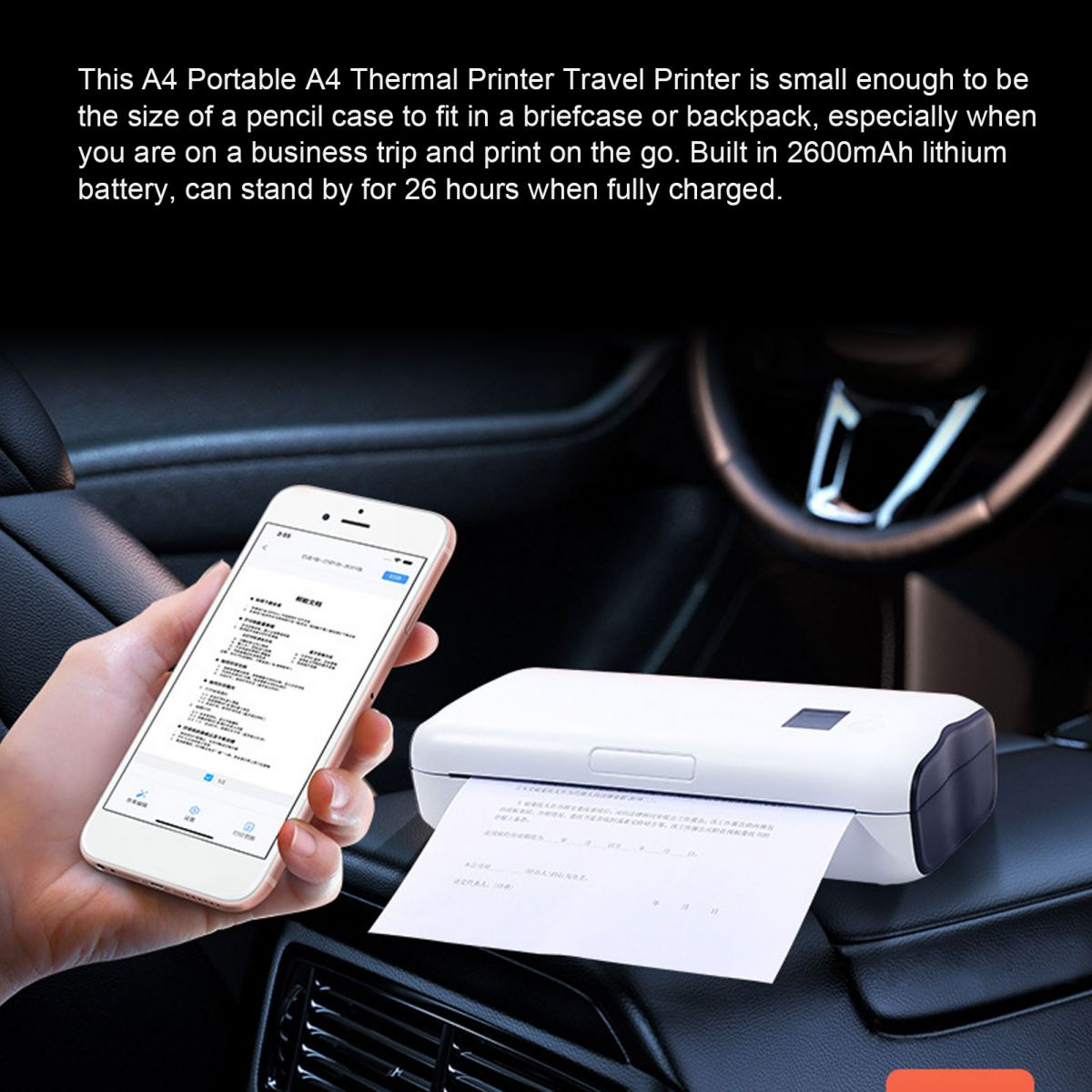 Eine Hand hält ein Handy neben einem tragbaren Drucker, der ein Dokument im Auto druckt.
