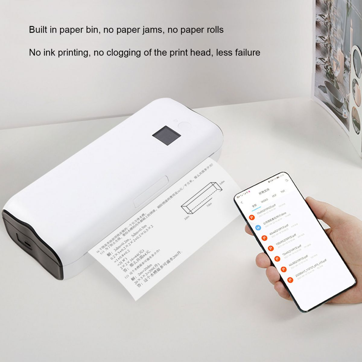 Ein weißer Drucker druckt Text auf Papier. Daneben liegt ein Smartphone mit Dateiliste.