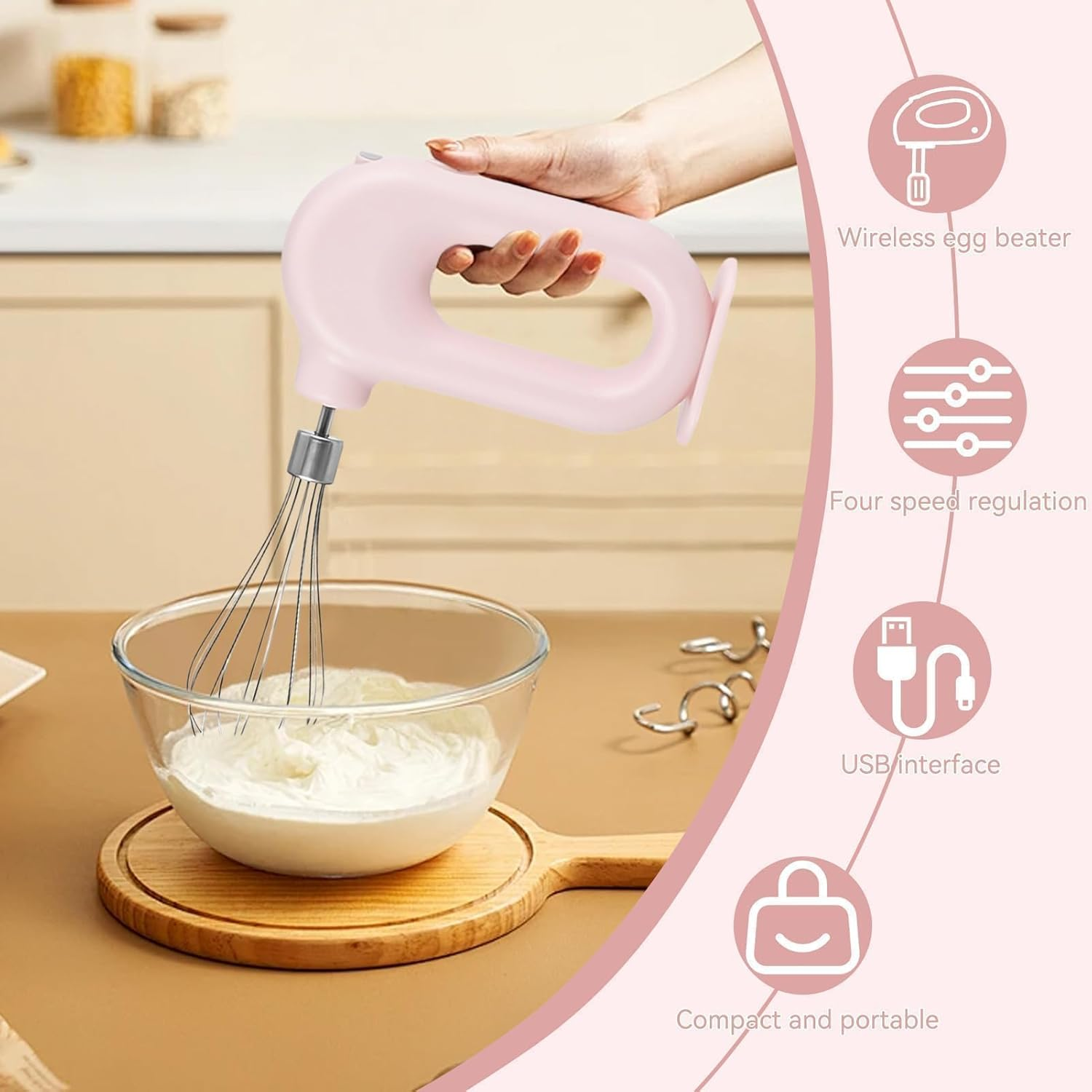 Eine Hand hält einen rosa kabellosen Handmixer über einer Glasschüssel mit Schlagsahne.