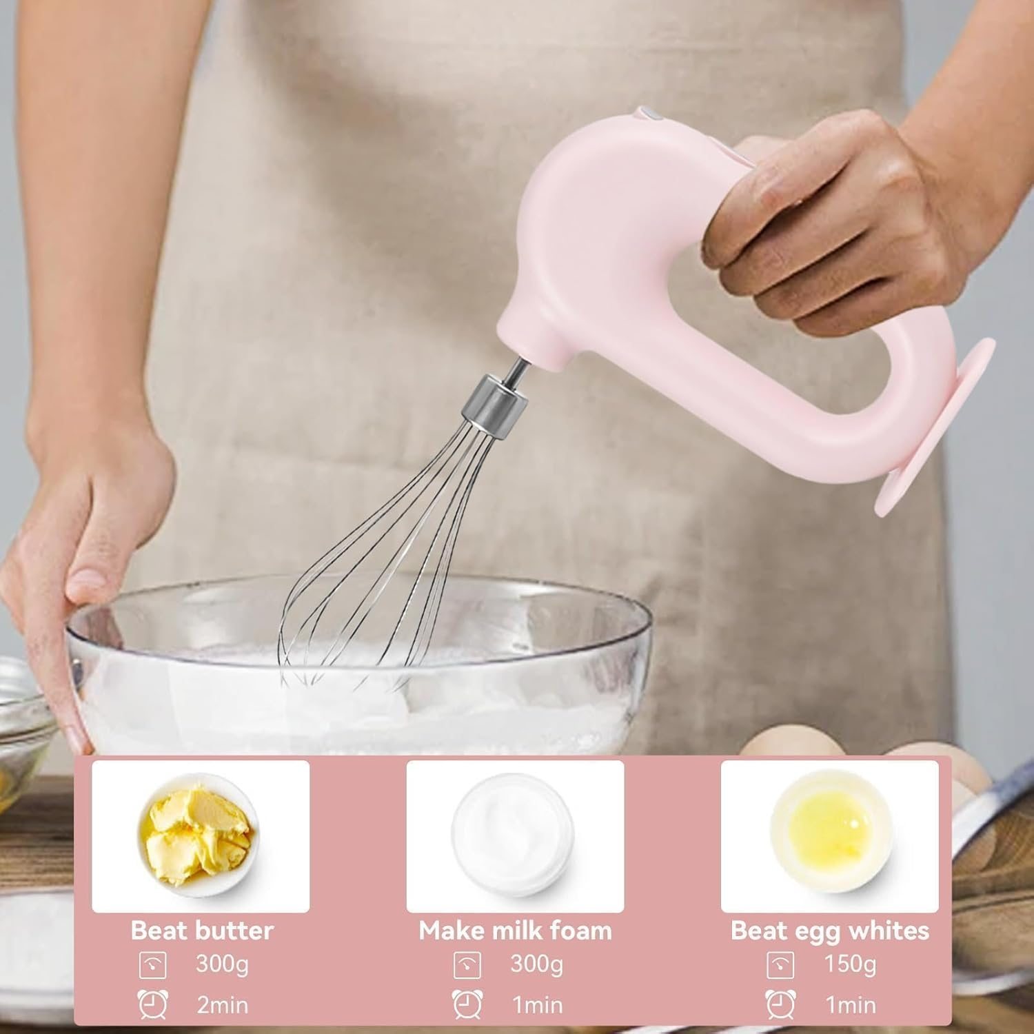 Eine Person benutzt einen rosa Handmixer, um Zutaten zu schlagen.