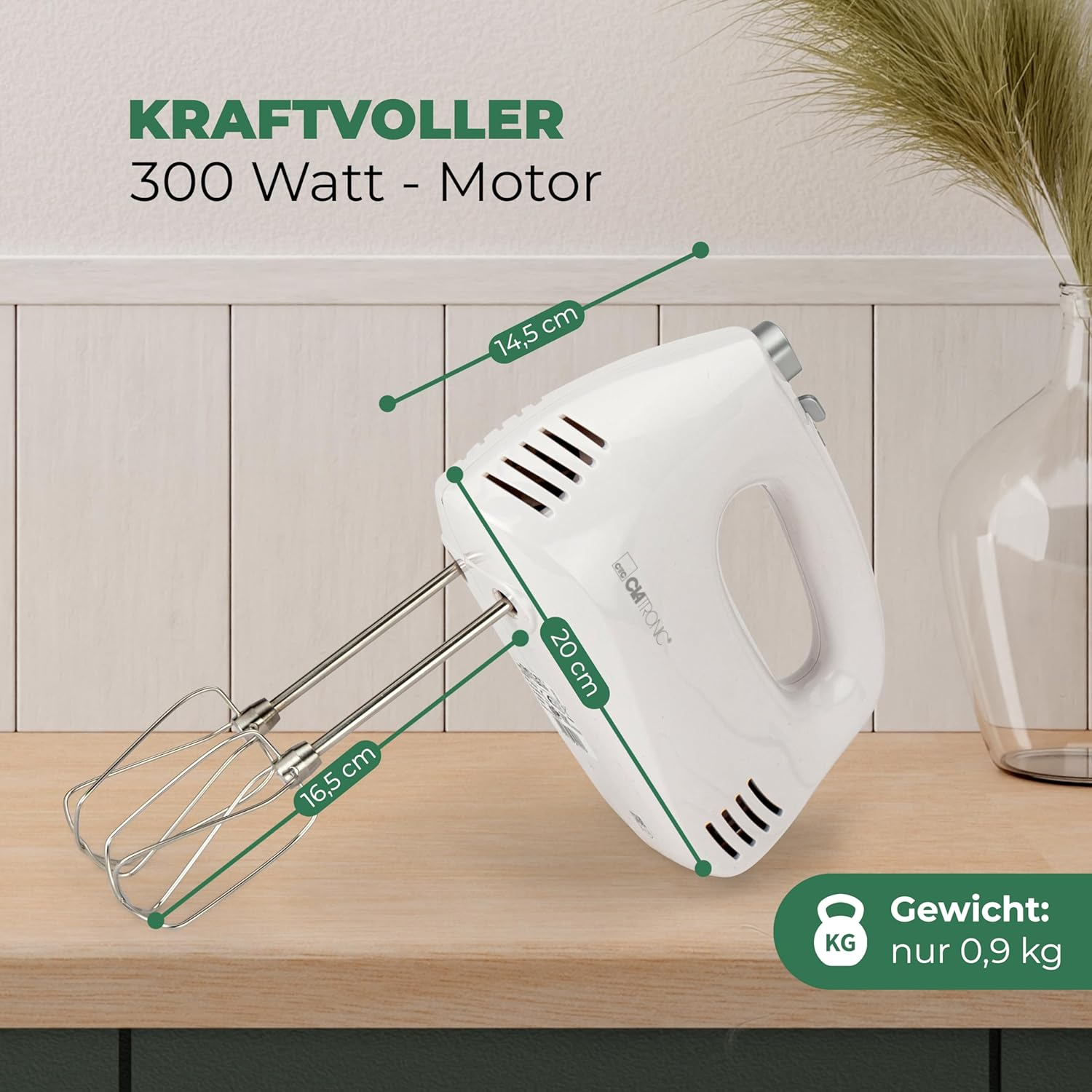 Ein weißer Handmixer mit 300 Watt Leistung, 16,5 cm langen Rührbesen.