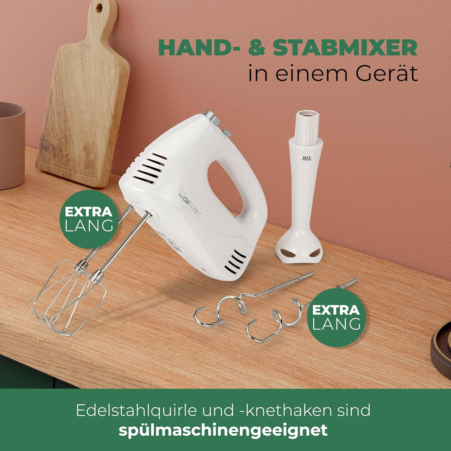 Ein weißer Handmixer mit Rührbesen und Knethaken auf einem Holztisch.