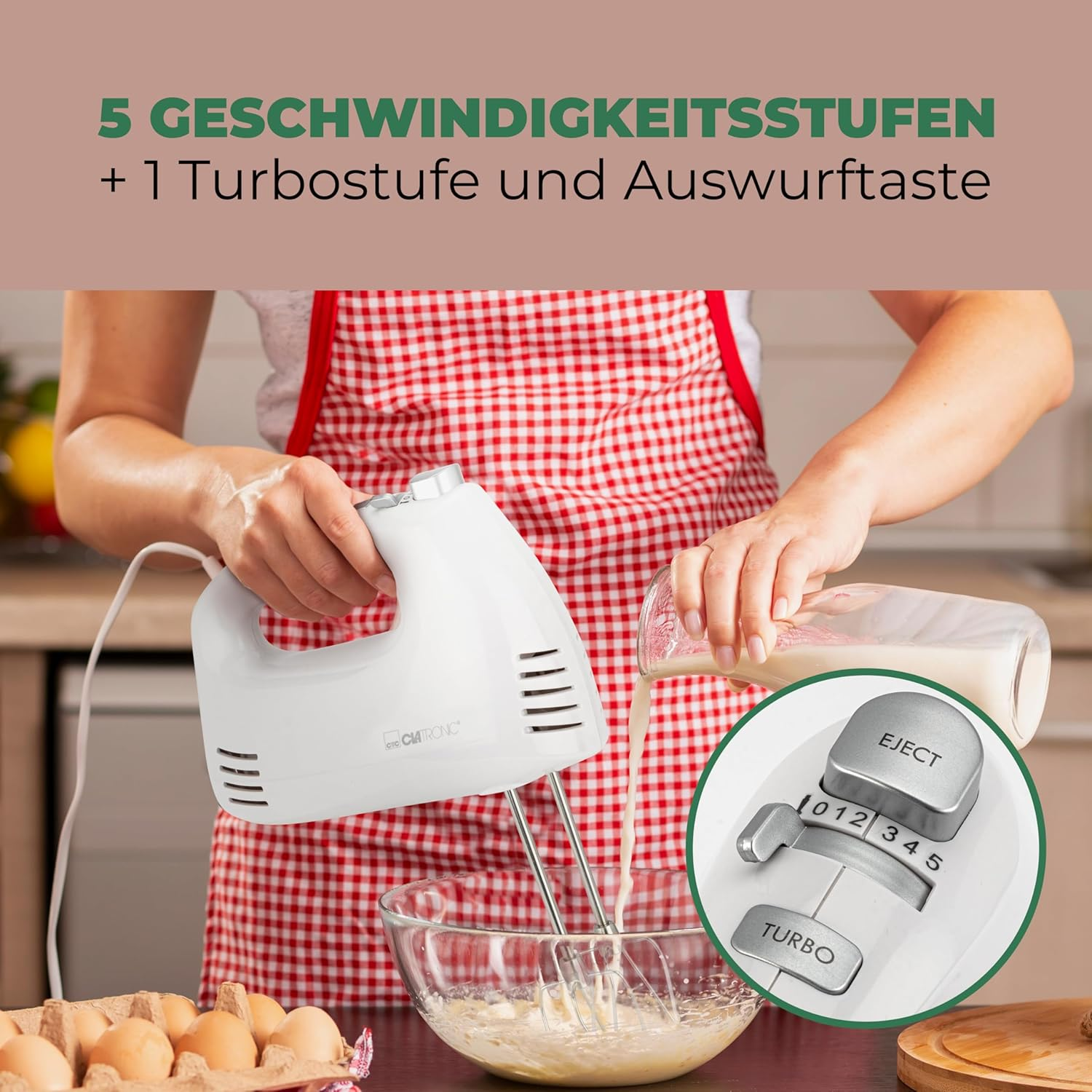 Eine Hand gießt Milch aus einer Glasflasche in eine Schüssel, während ein Handmixer Teig mixt.