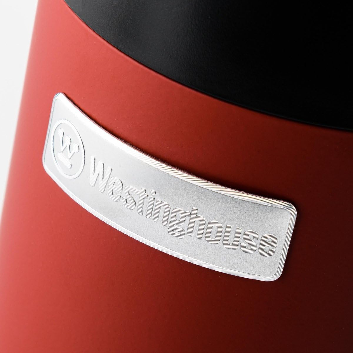 Rotes Gerät mit silbernem Westinghouse-Logo. Nahaufnahme.