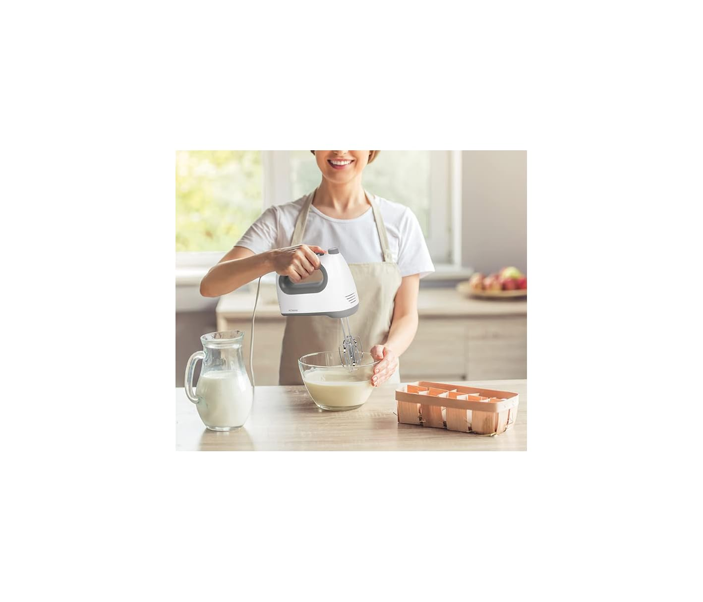 Eine Person mixt in einer Schüssel, daneben ein Krug Milch und ein Korb.