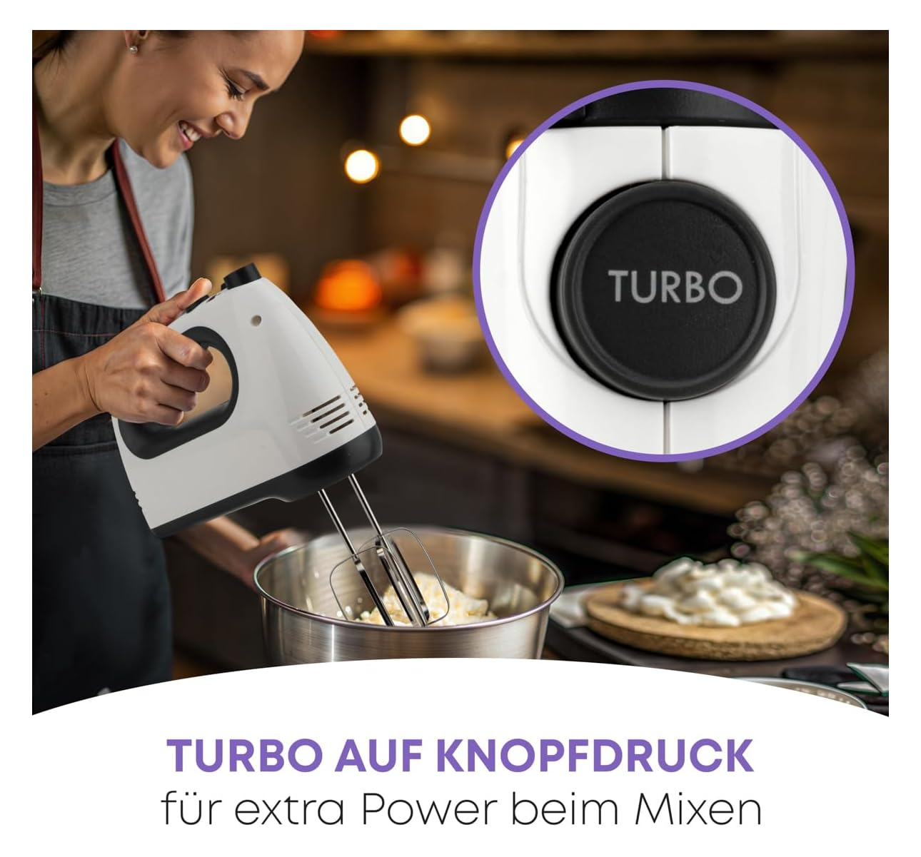 Eine Frau benutzt einen weißen Handmixer mit Turbo-Knopf zum Mixen von Zutaten in einer Schüssel.
