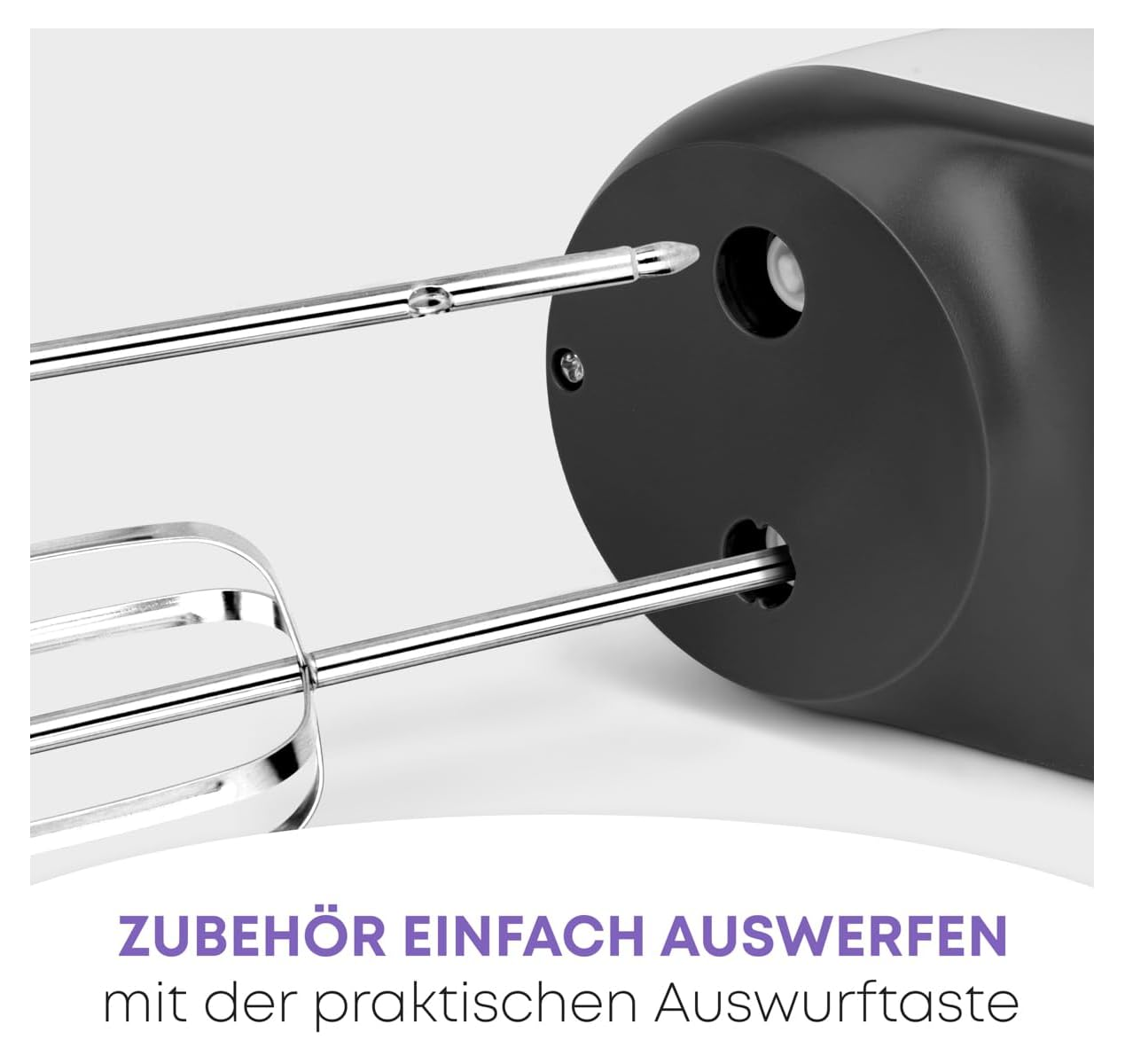 Ein Handmixer mit zwei Rührbesen, Nahaufnahme des Gerätekopfes.