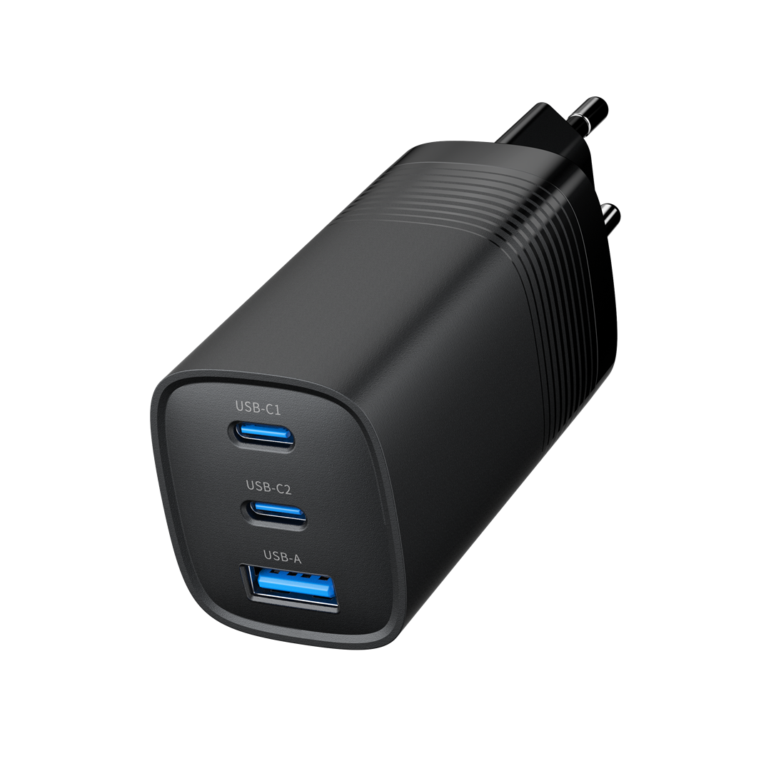 Schwarzes Ladegerät mit drei USB-Anschlüssen: zwei USB-C und ein USB-A.