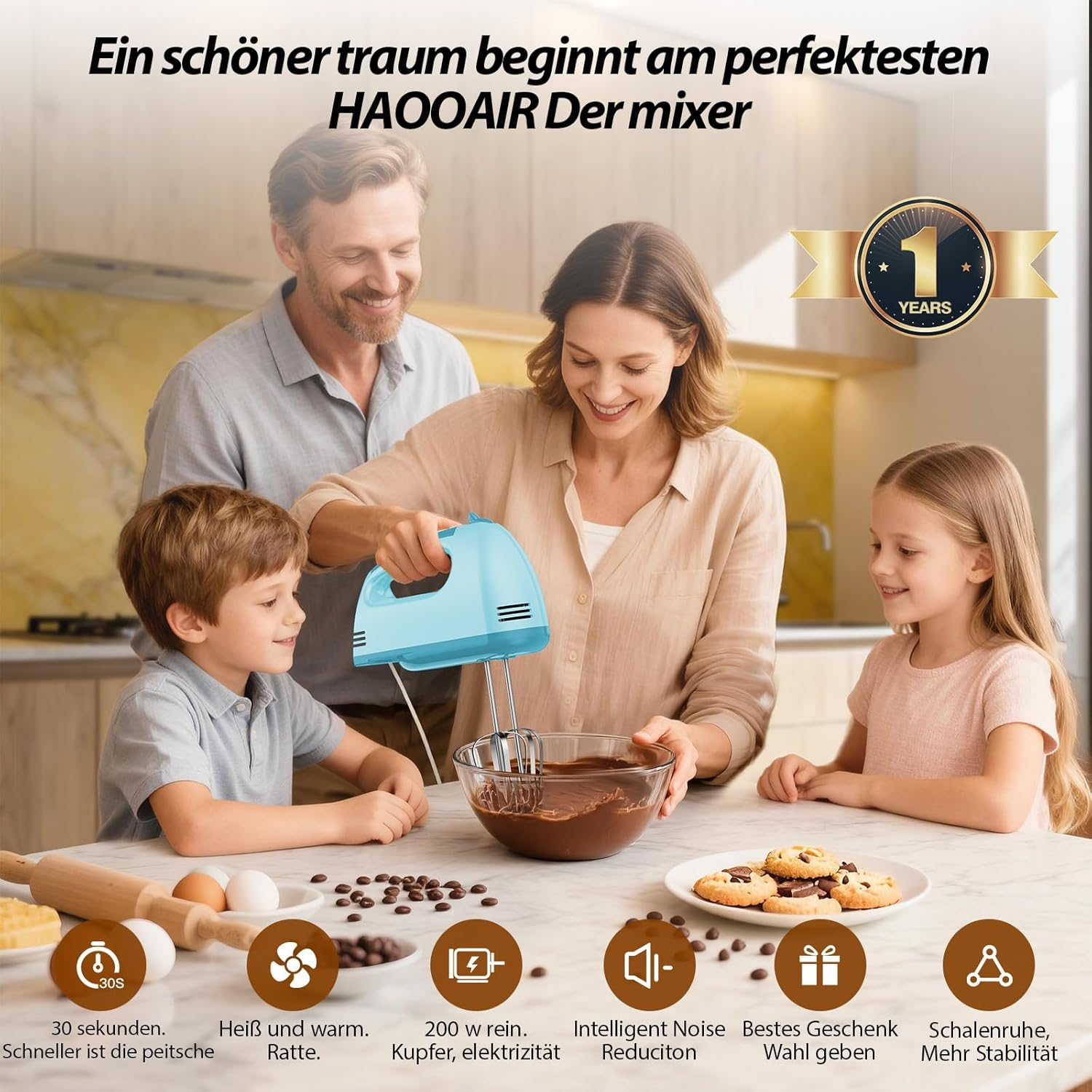 Familie bereitet Teig zu mit einem blauen Handmixer in einer Küche. Kekse sind auf einem Teller.