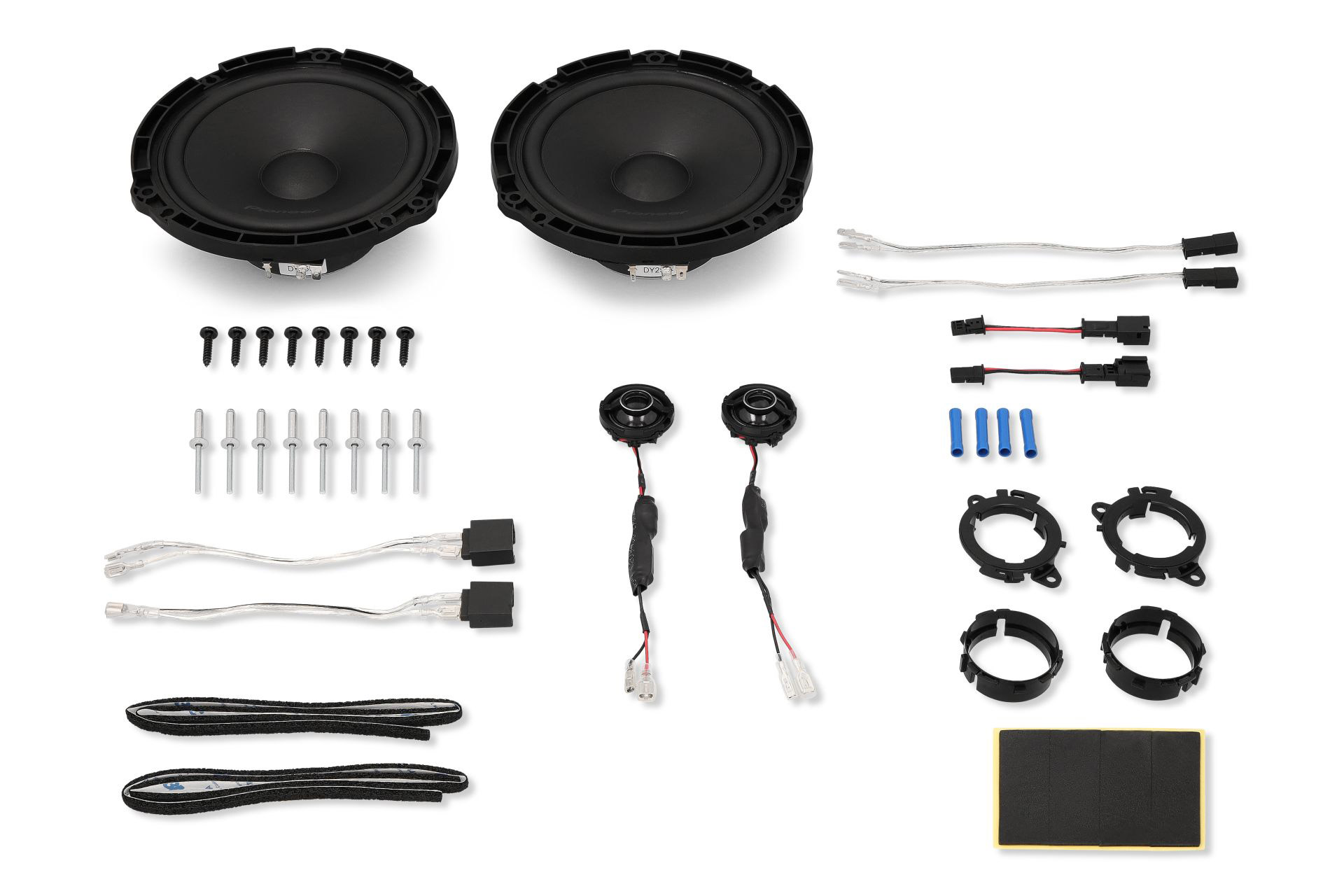 Zwei schwarze Lautsprecher, Schrauben, Kabel, Adapter und Ringe auf weißem Hintergrund.