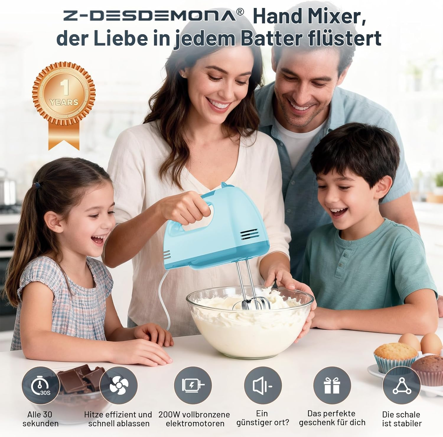 Familie mixt Sahne mit blauem Handmixer. Produktinfos unten.