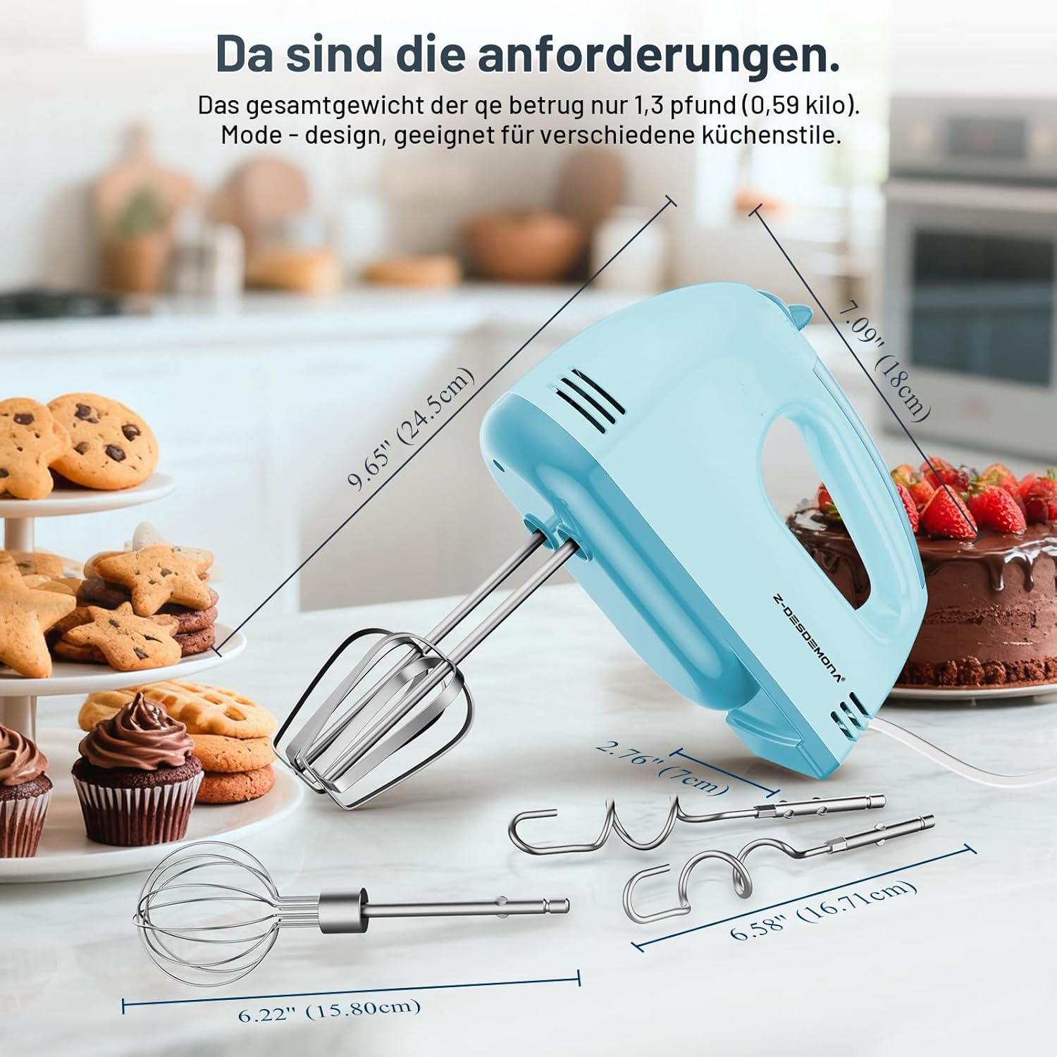 Ein türkisfarbener Handmixer mit Zubehör steht neben Kuchen und Keksen.