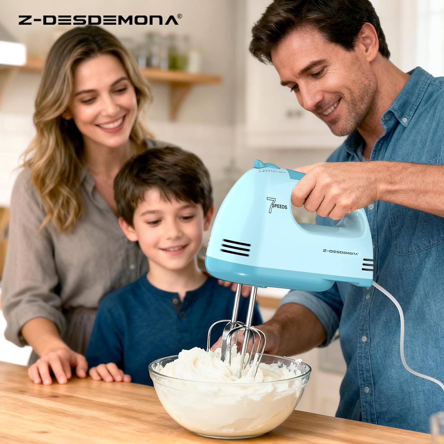 Ein Mann, eine Frau und ein Kind backen zusammen mit einem hellblauen Handmixer.