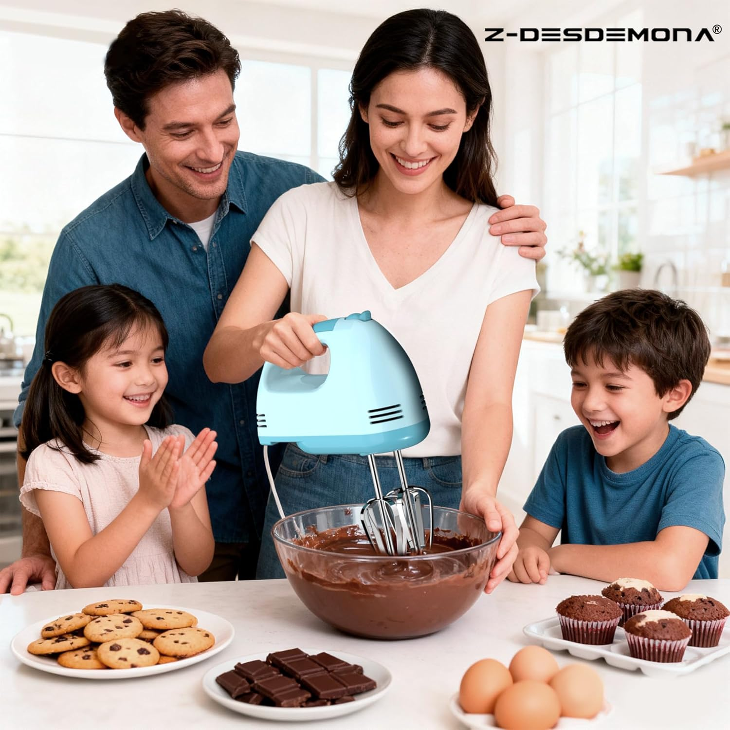 Familie mischt Teig in einer Schüssel mit einem Mixer. Kekse, Muffins und Eier liegen daneben.