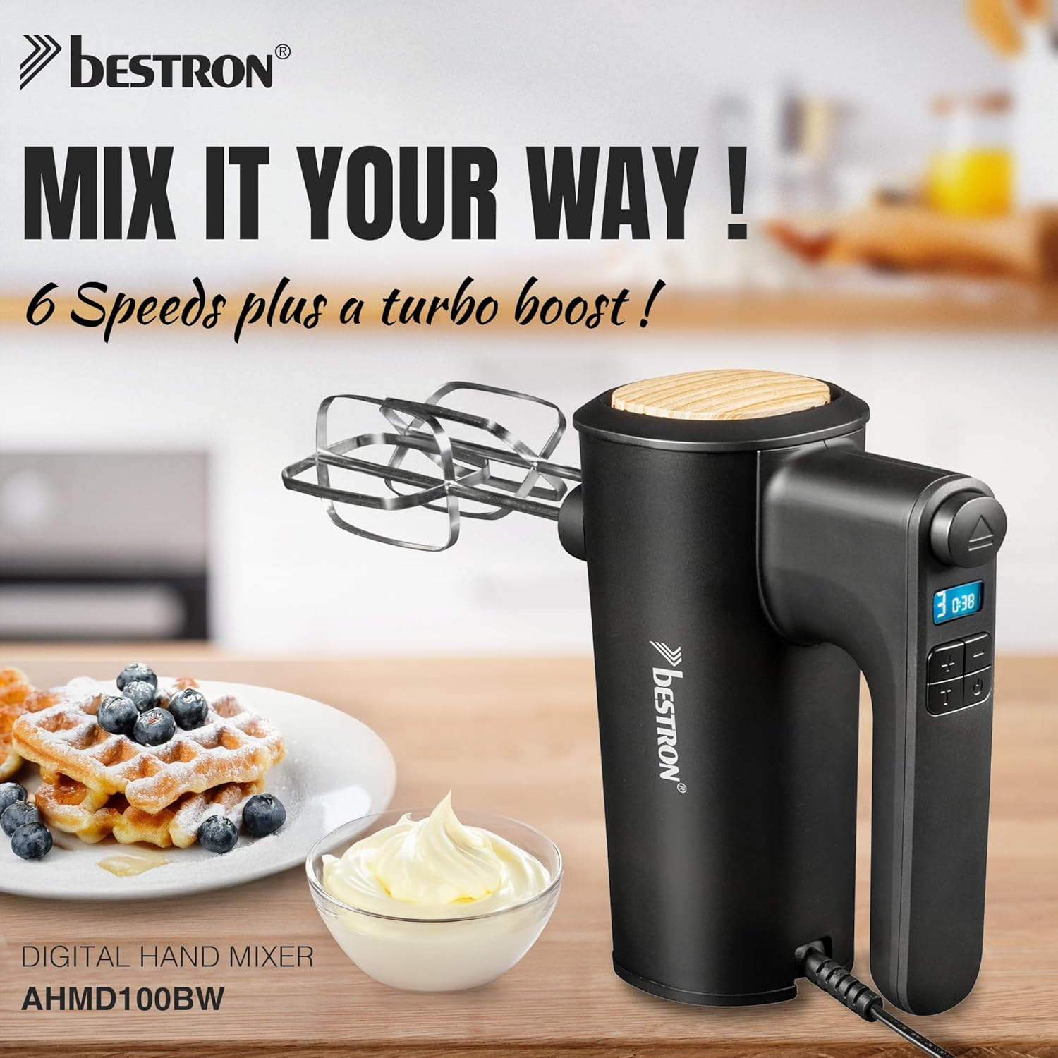 Schwarzer Bestron Digital-Handmixer mit Schneebesen, neben Waffeln und Sahne.