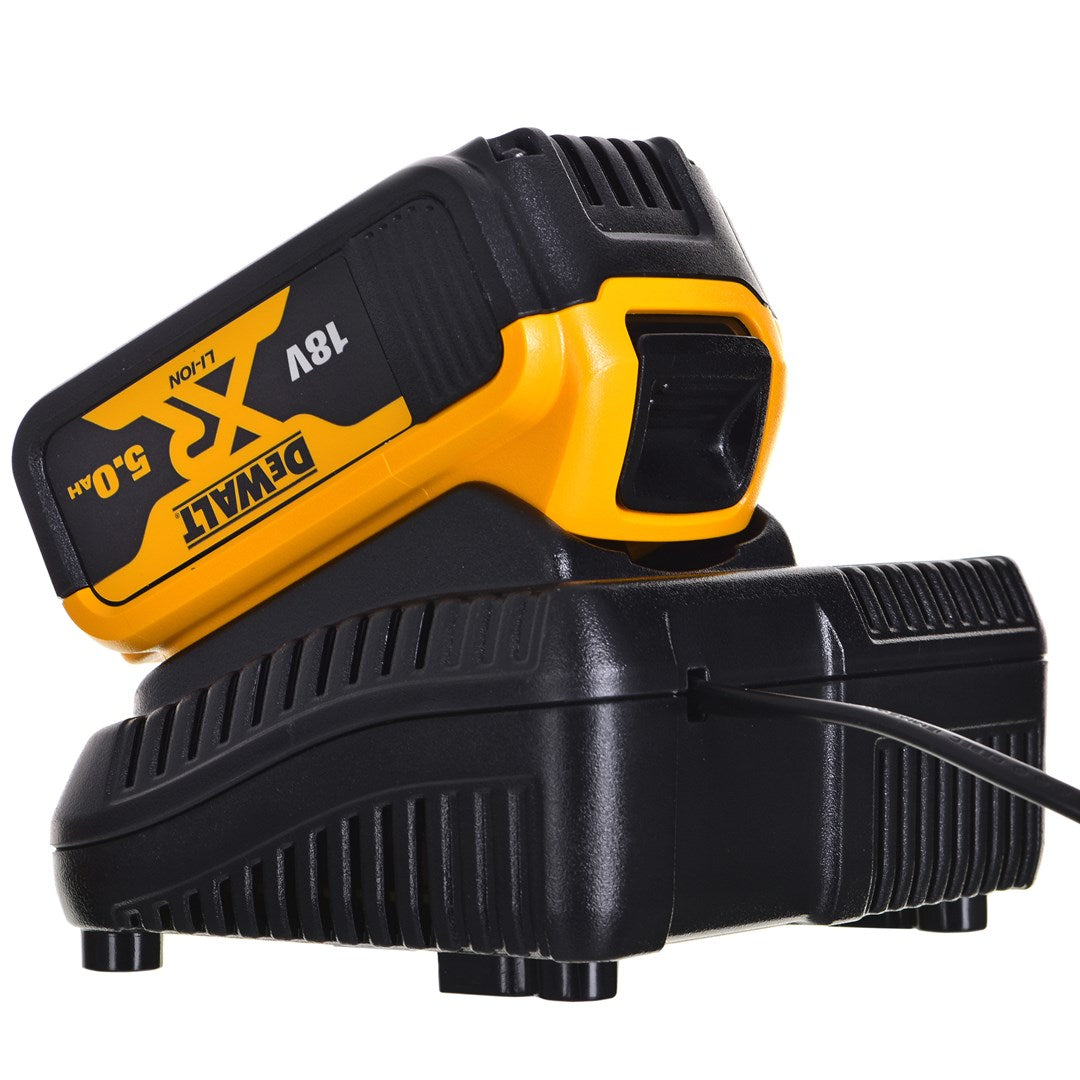 Ein gelber und schwarzer Akku mit der Aufschrift "DEWALT XR 18V 5.0AH" auf einem schwarzen Ladegerät.