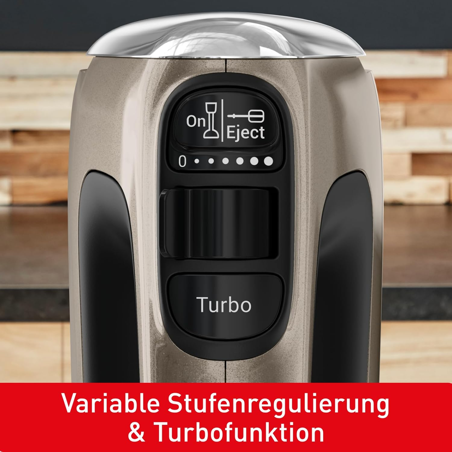 Nahaufnahme eines Handmixers mit Bedienelementen und Turbo-Taste.