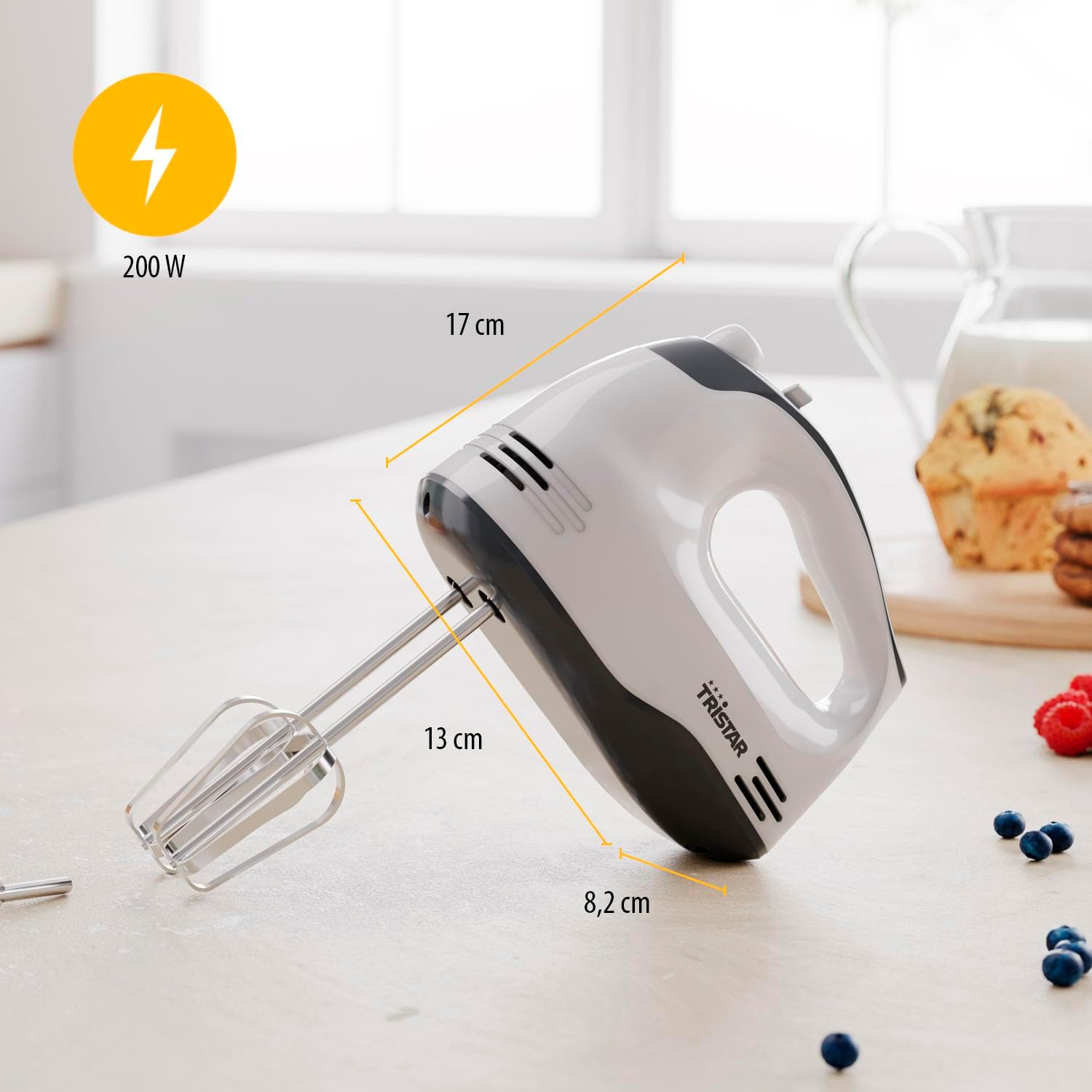 Ein weißer Handmixer mit grauen Akzenten steht auf einer Tischplatte. Maße sind angegeben.