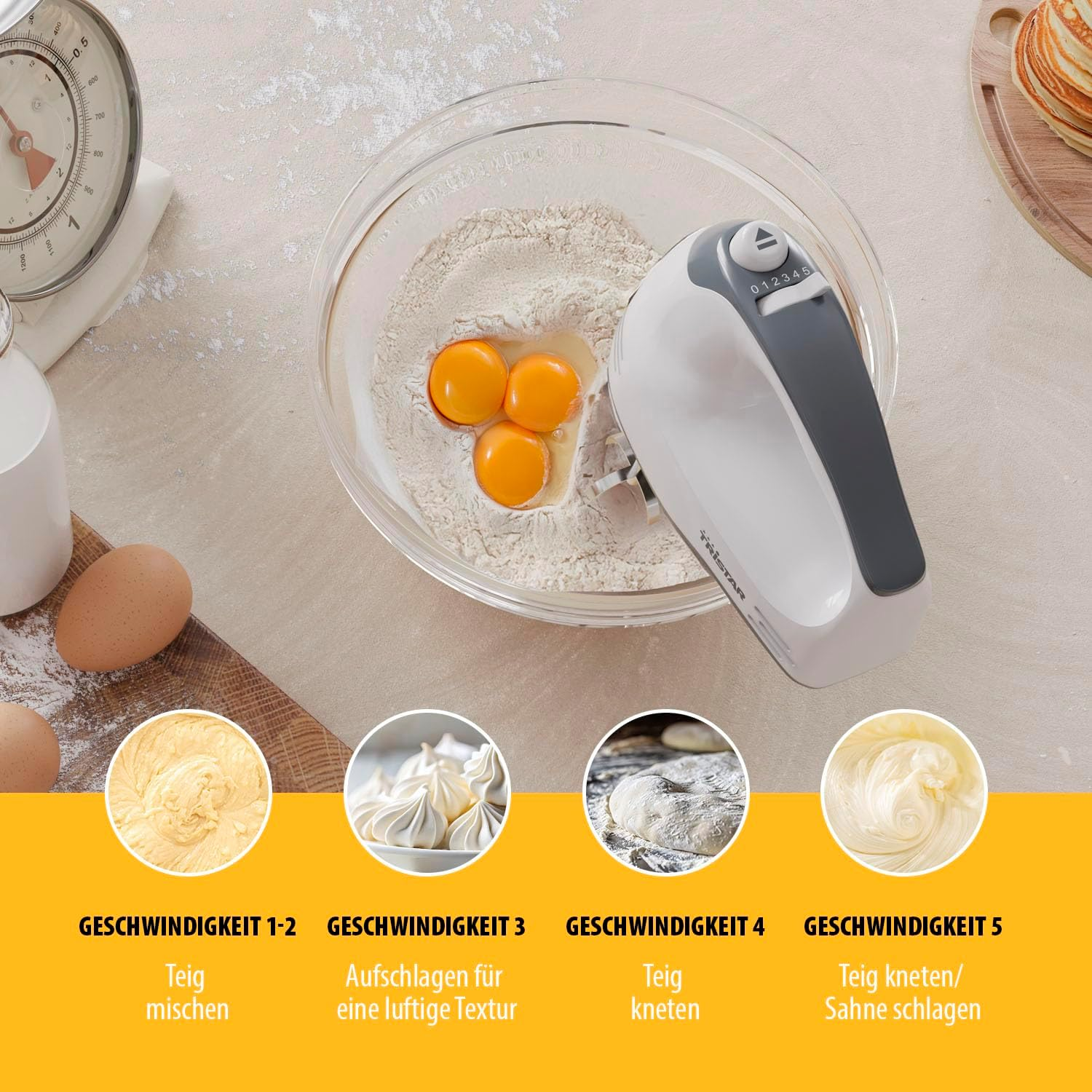 Küchenwaage, Eier und Mehl in Schüssel mit Handmixer, Zubereitungsschritte.